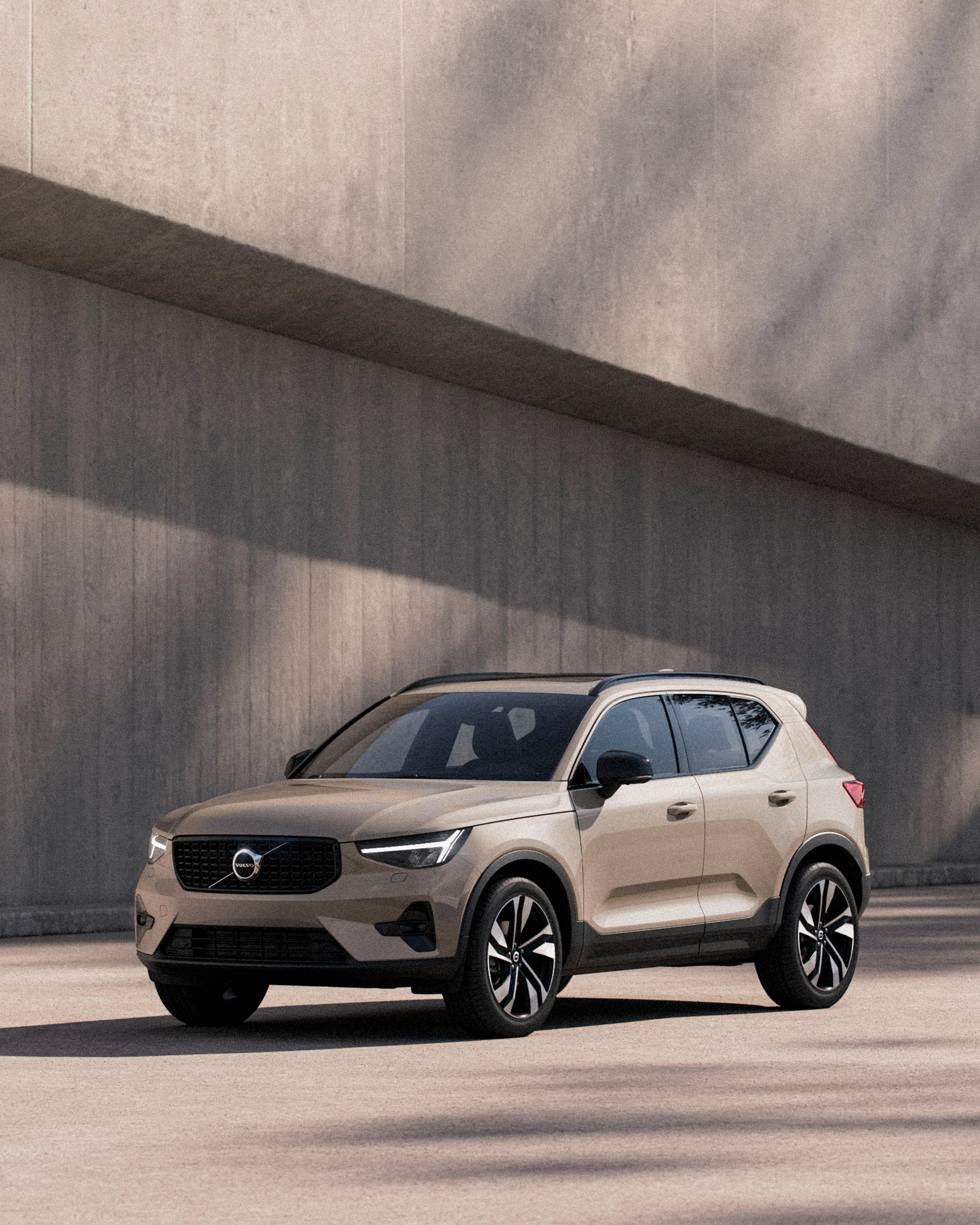 Un Volvo XC40 mild hybrid destacando sus líneas de diseño en una vista lateral.