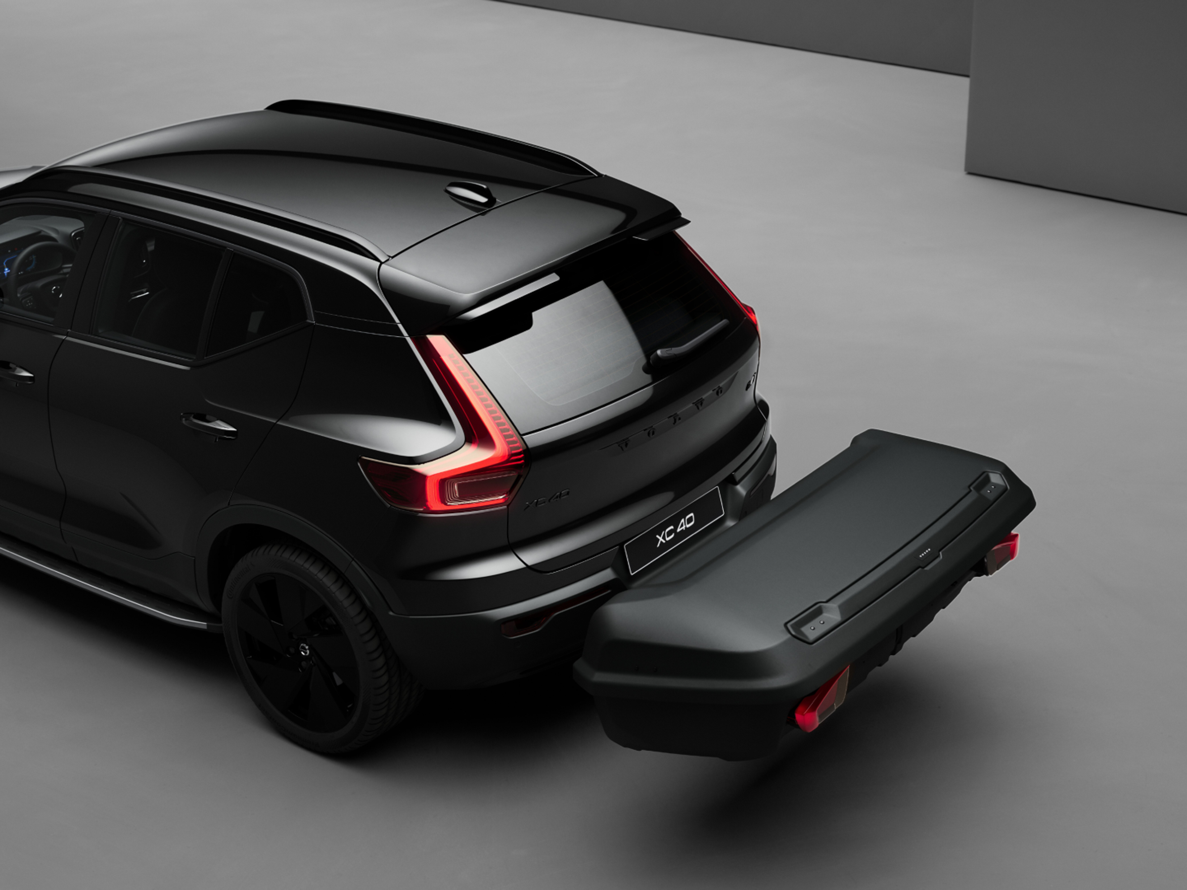 Volvo XC40 Black Edition électrique avec accessoire monté sur le toit.
