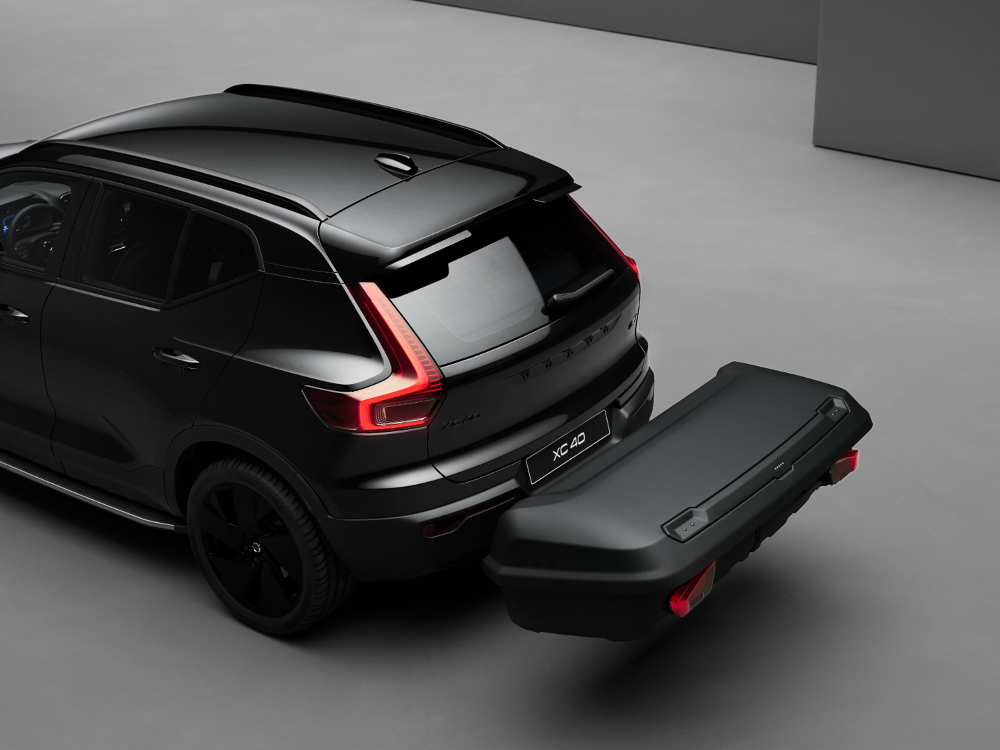 The fully electric Volvo XC40 Black Edition with a mounted accessory.