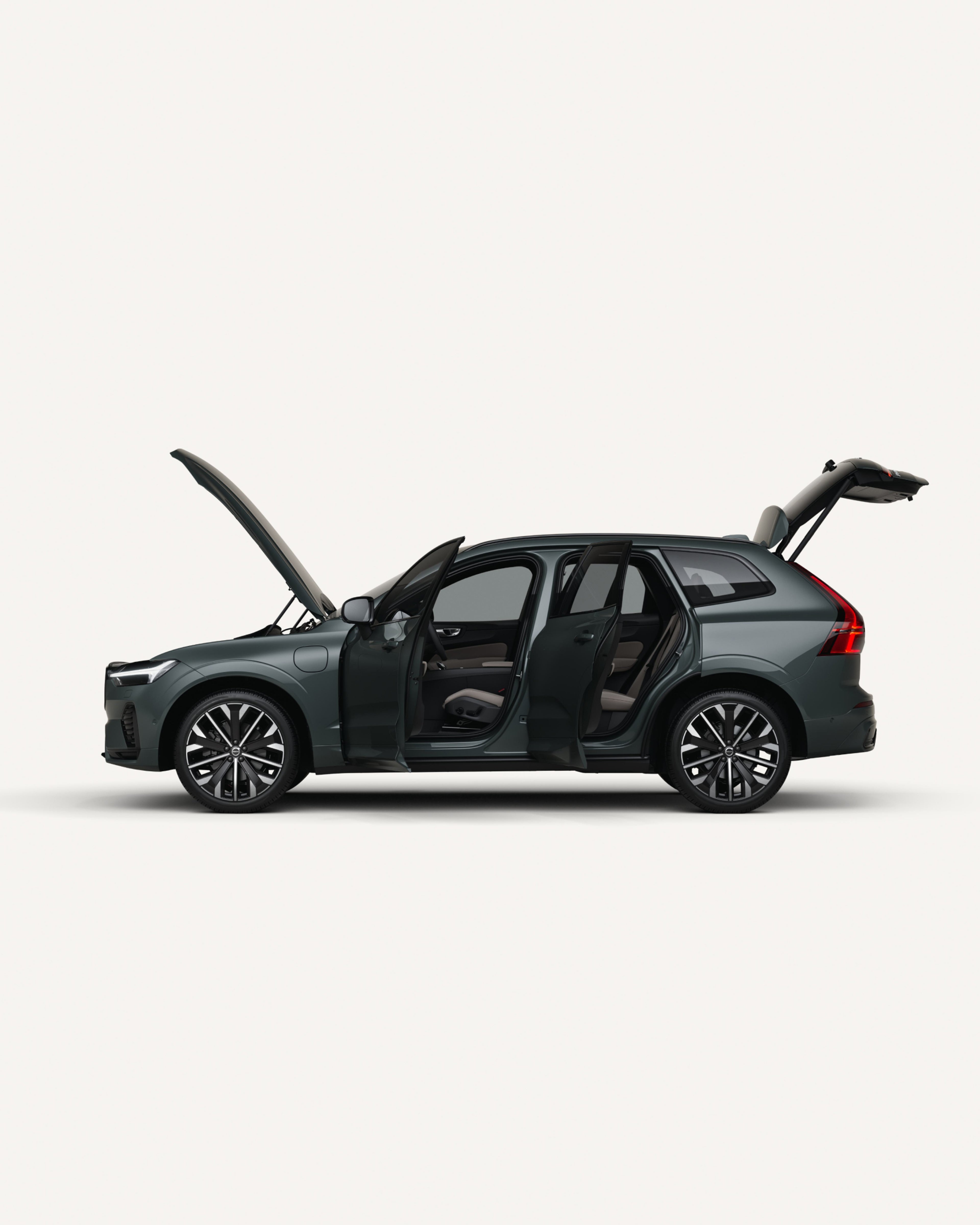 Il SUV di medie dimensioni Volvo XC60 Plug-in Hybrid in uno studio bianco con tutte le portiere aperte.