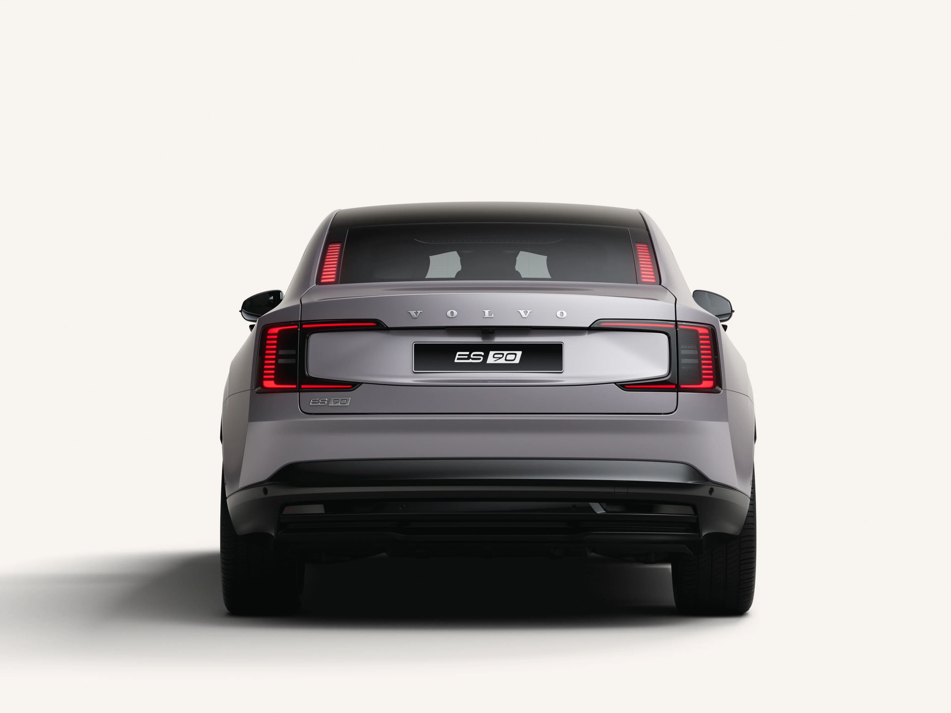 Vue arrière de la Volvo ES90 électrique avec feux arrière élégants.
