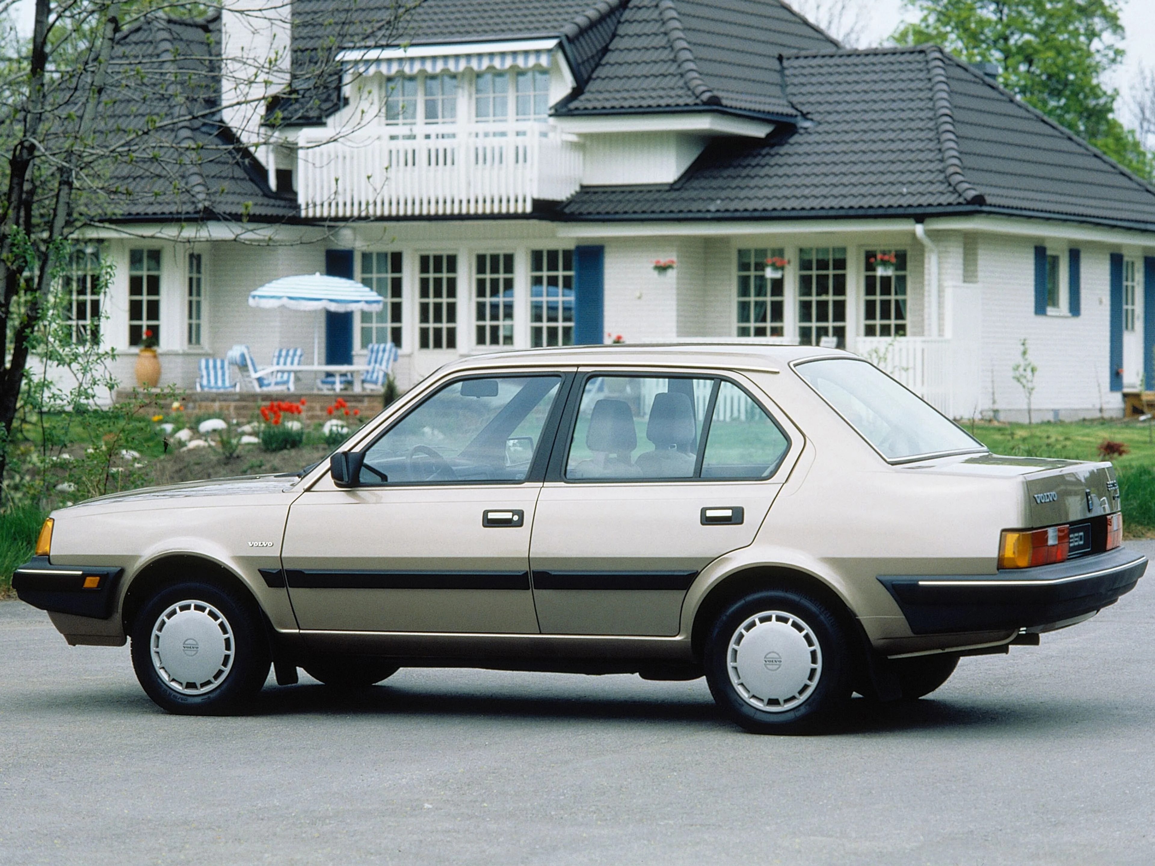 Photo de la berline Volvo 360.