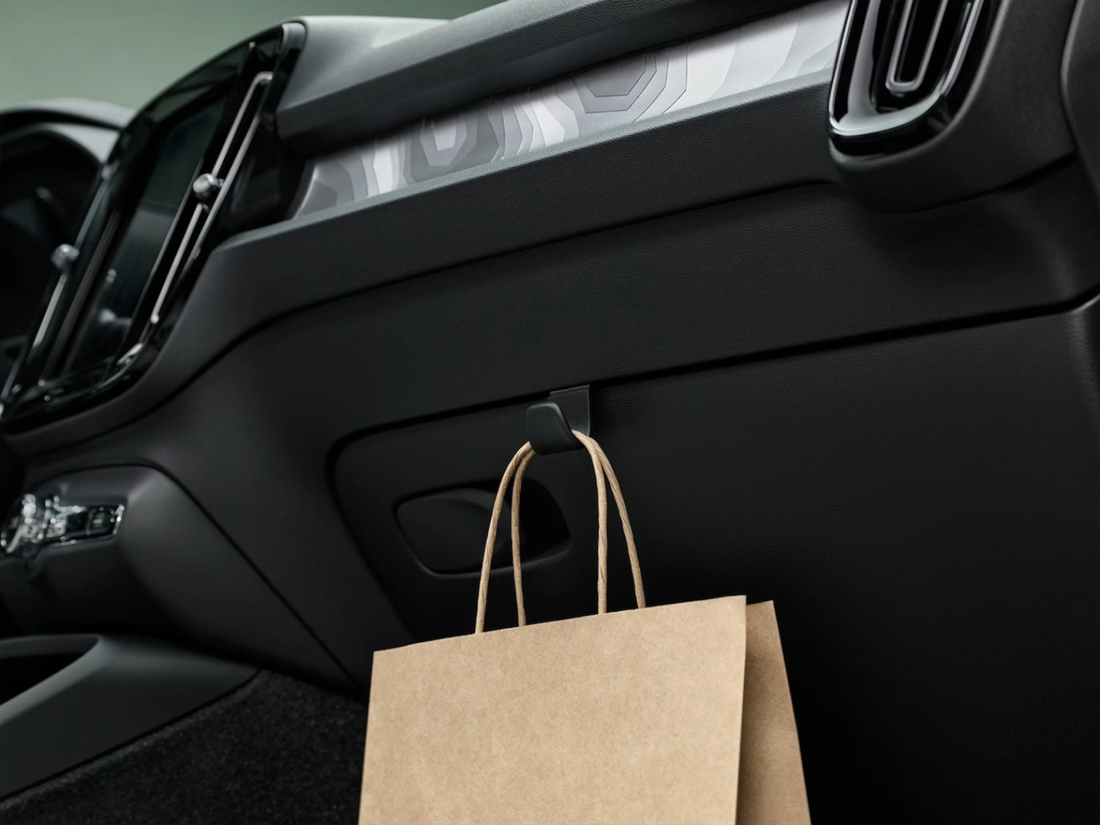 Diskretna kuka u kabini modela Volvo EX40 drži papirnu kesu na svom mjestu.