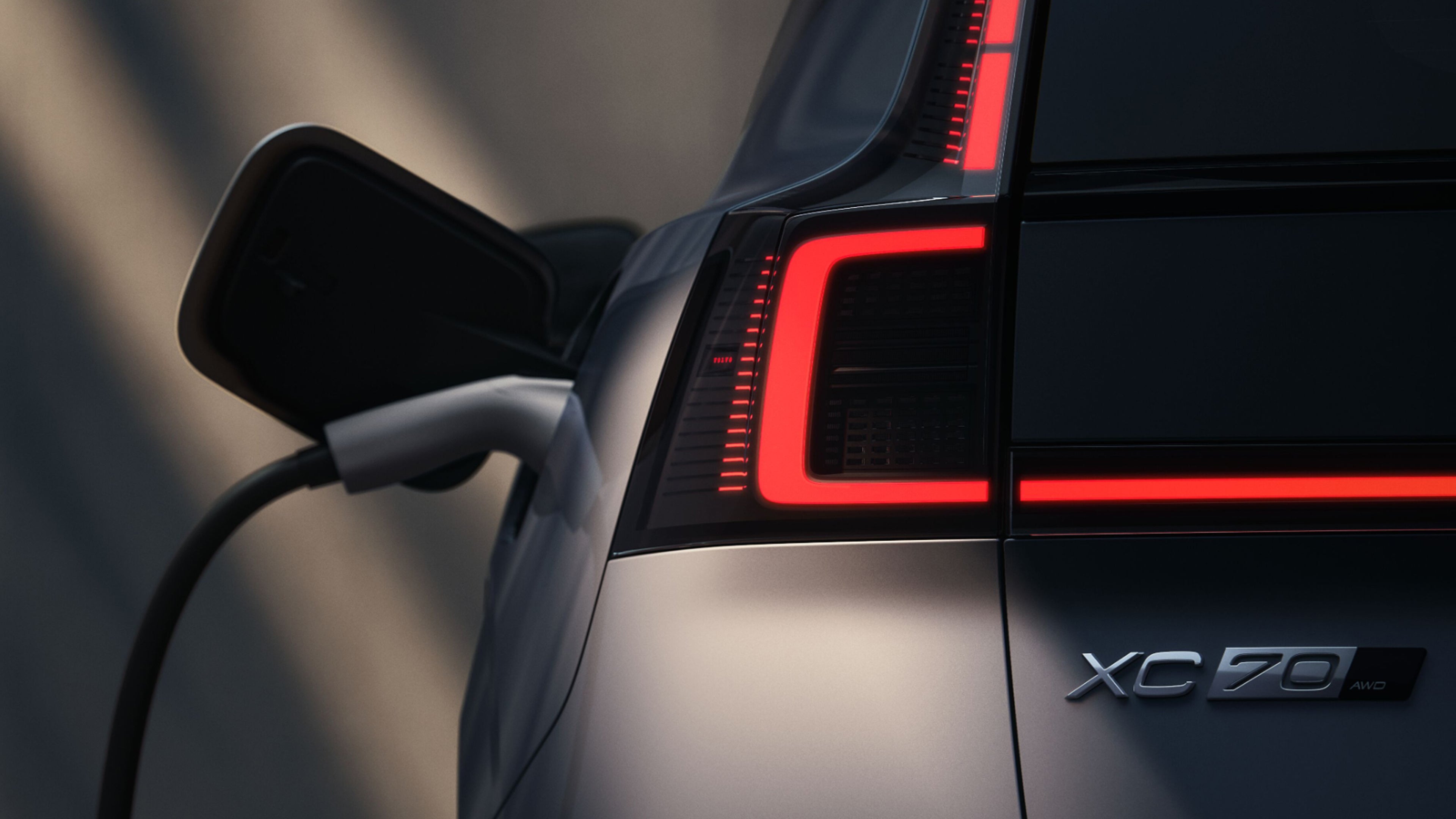 Three quarters close-up view of the left back side of the Volvo XC70.