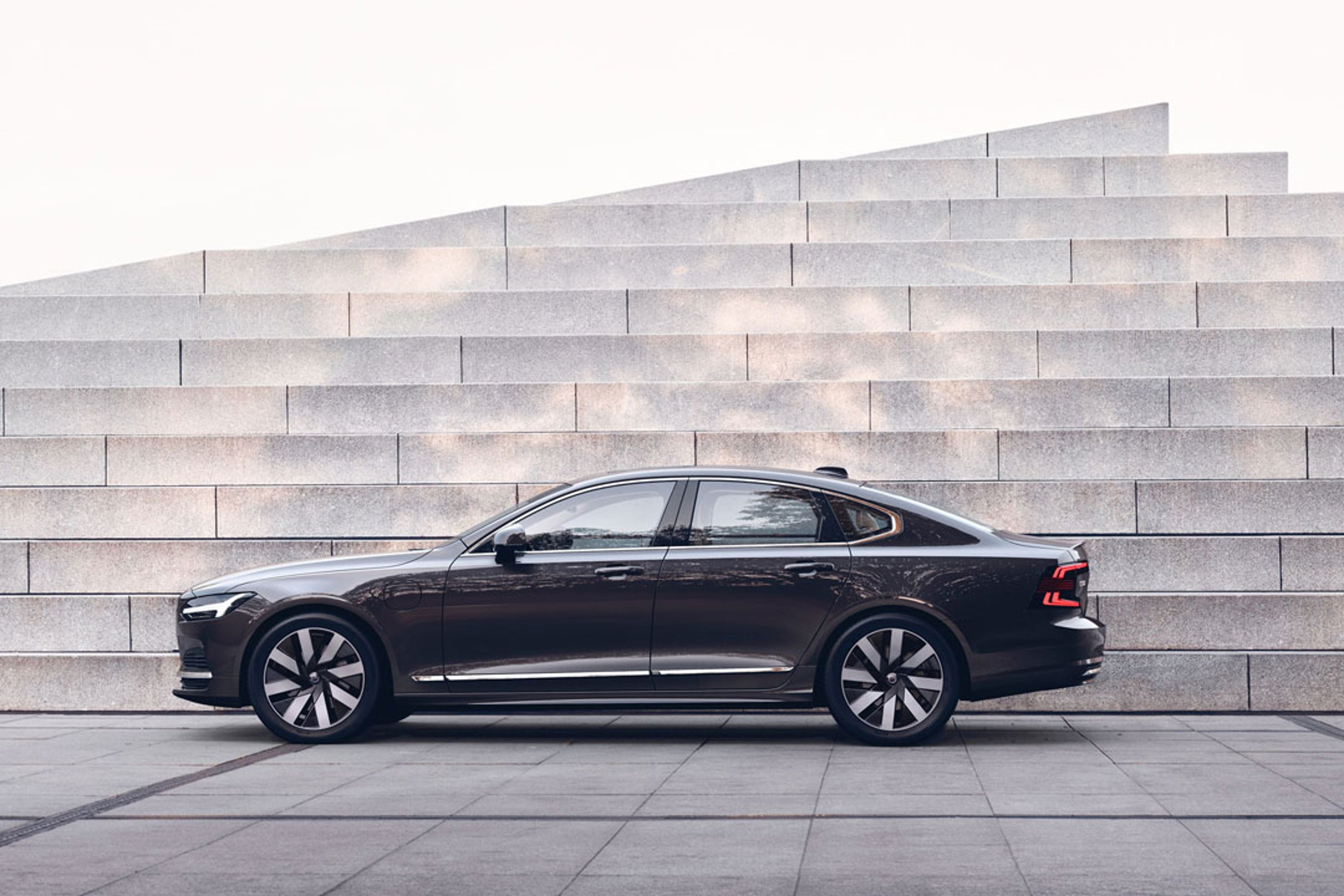 Una foto que muestra el Volvo S90 frente a unas escaleras