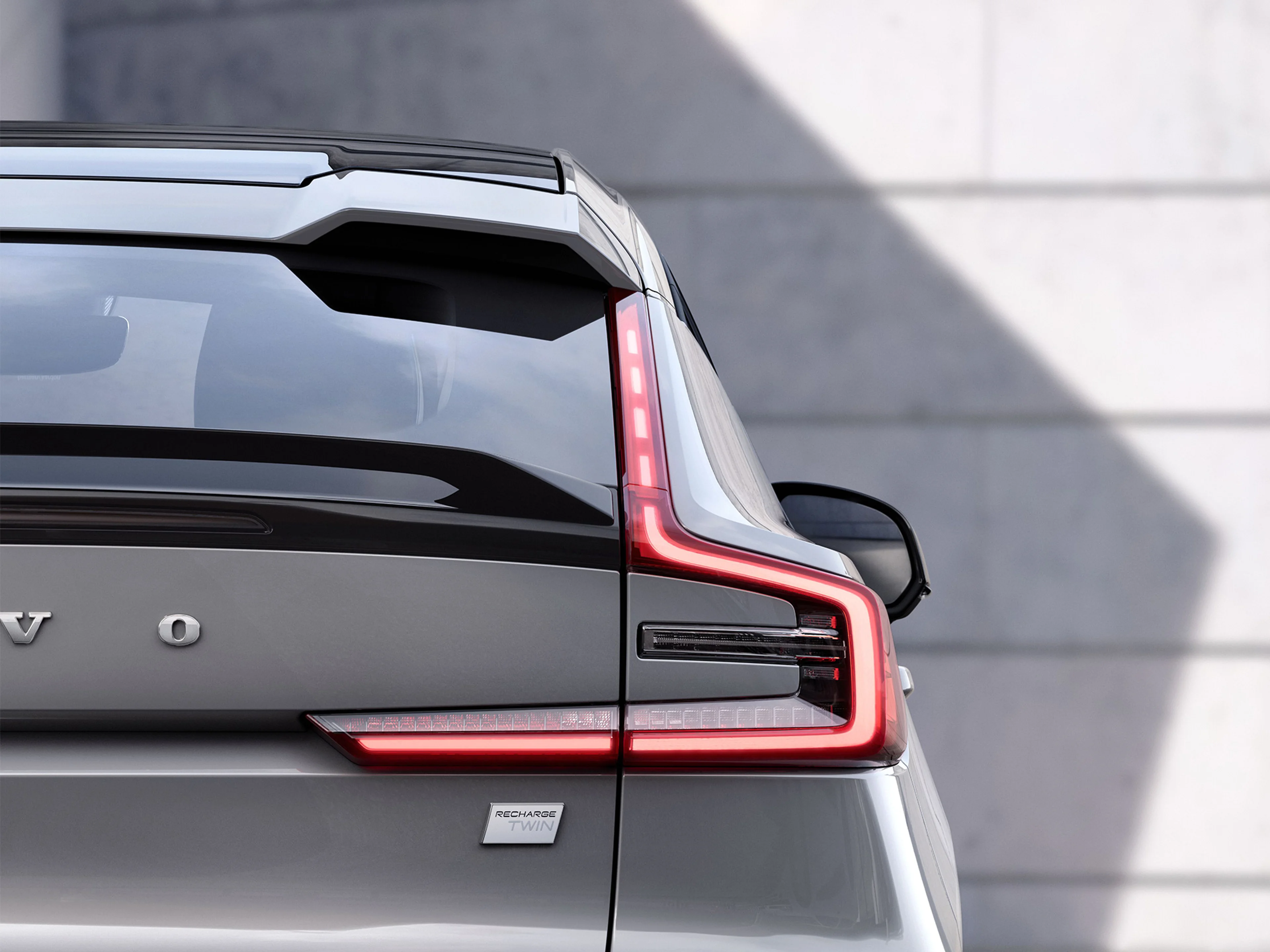 Achterlicht van een grijze Volvo C40
