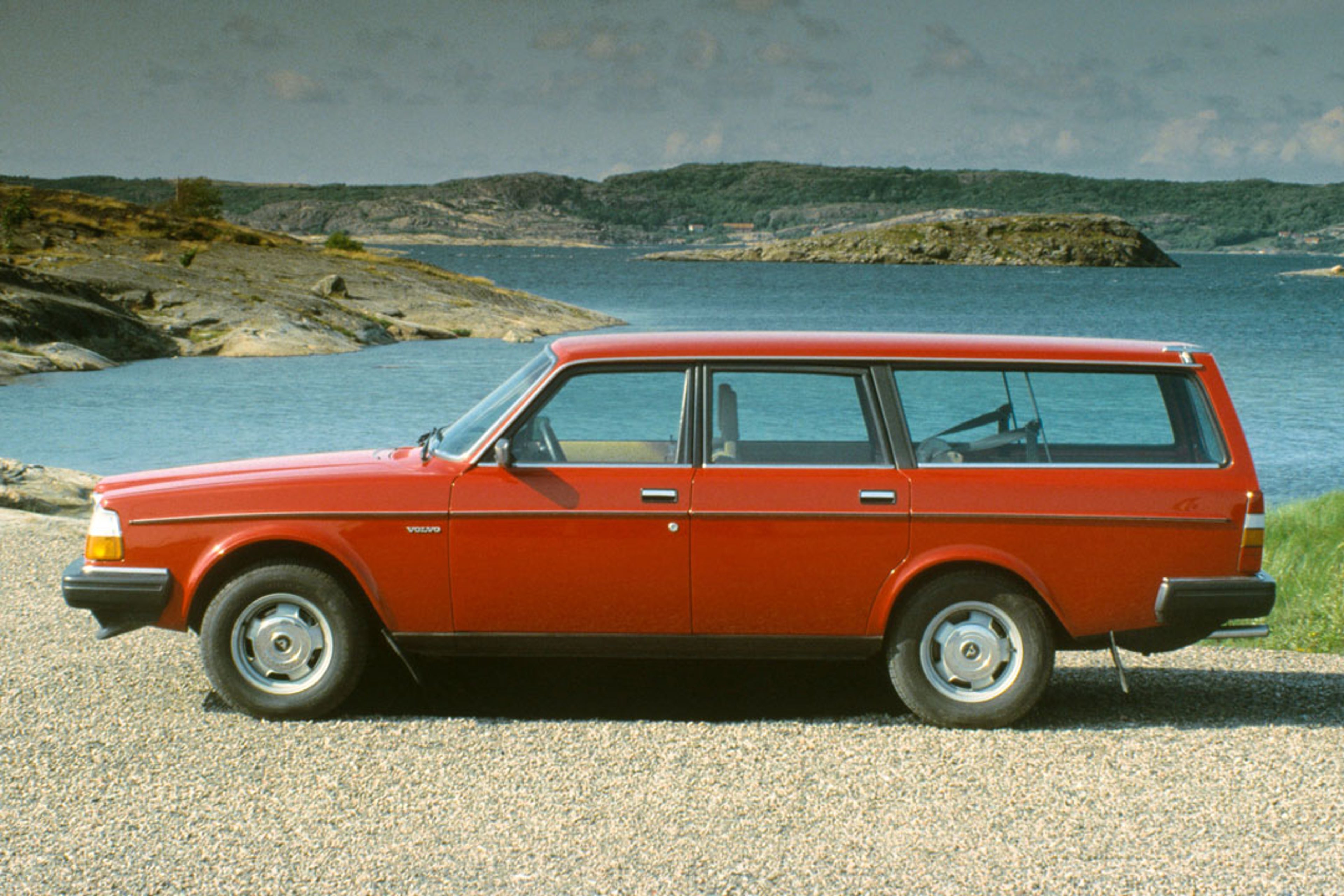 Un Volvo 240 aparcado en una playa.
