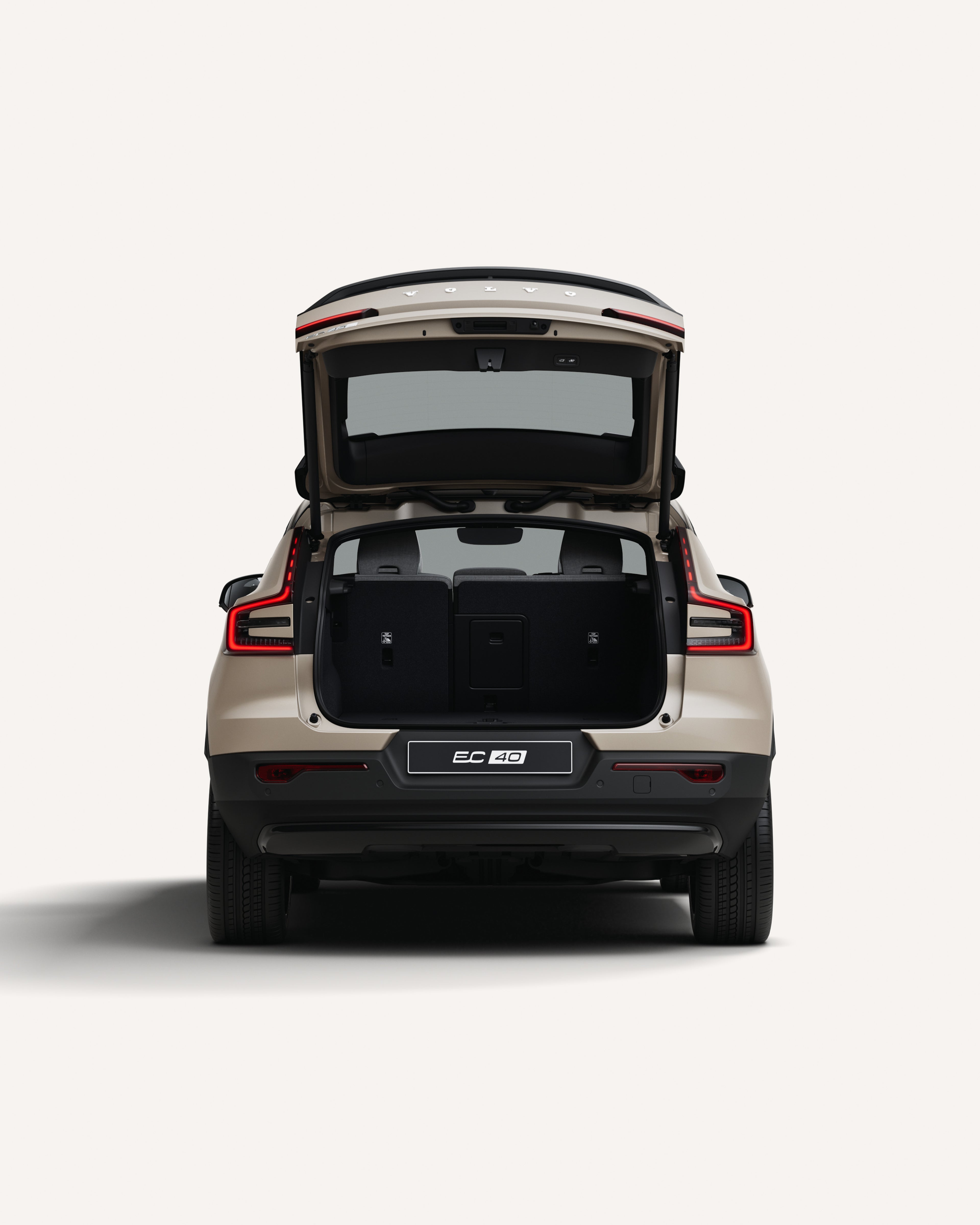 Vista trasera del Volvo EC40 con el maletero abierto en un entorno de estudio blanco.