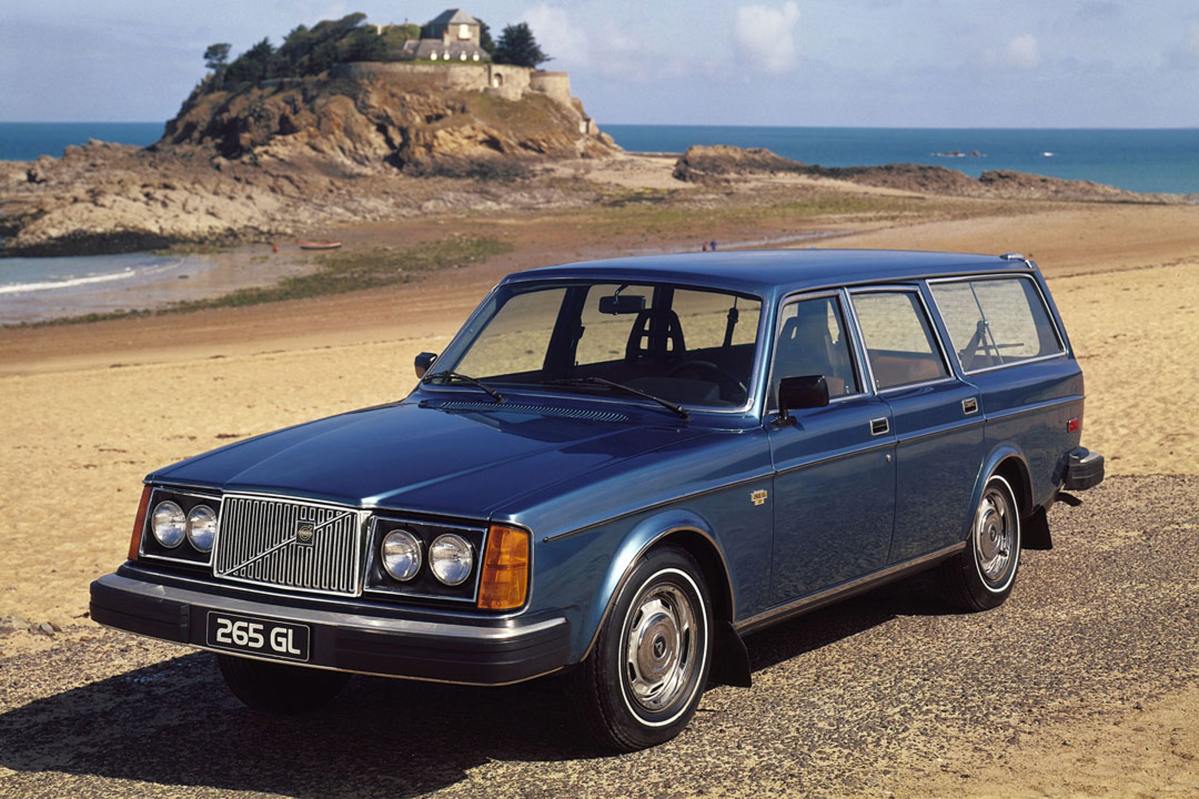 Un Volvo 265 aparcado en una playa.