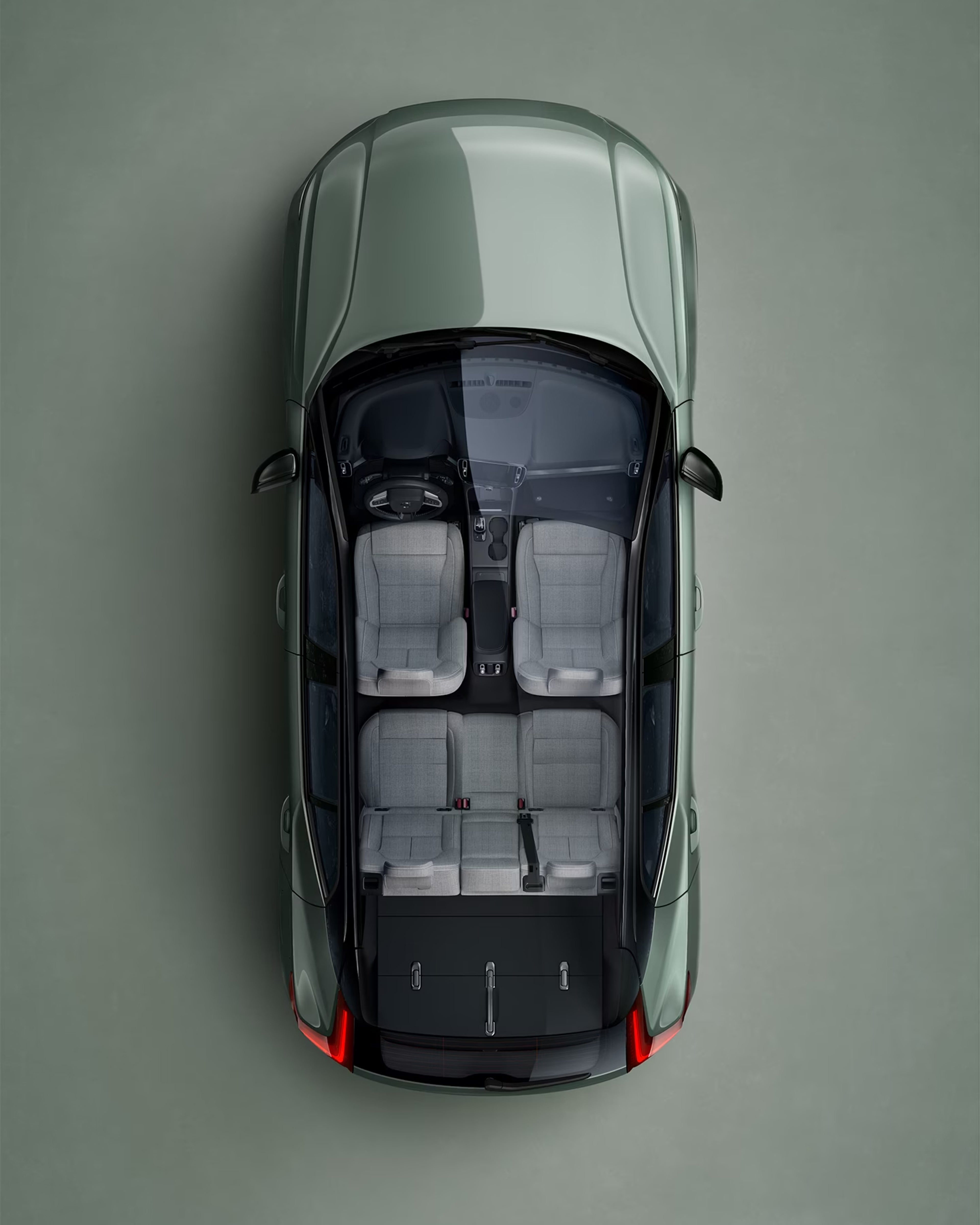 Um Volvo XC40 Recharge verde visto diretamente de cima com o interior visível.
