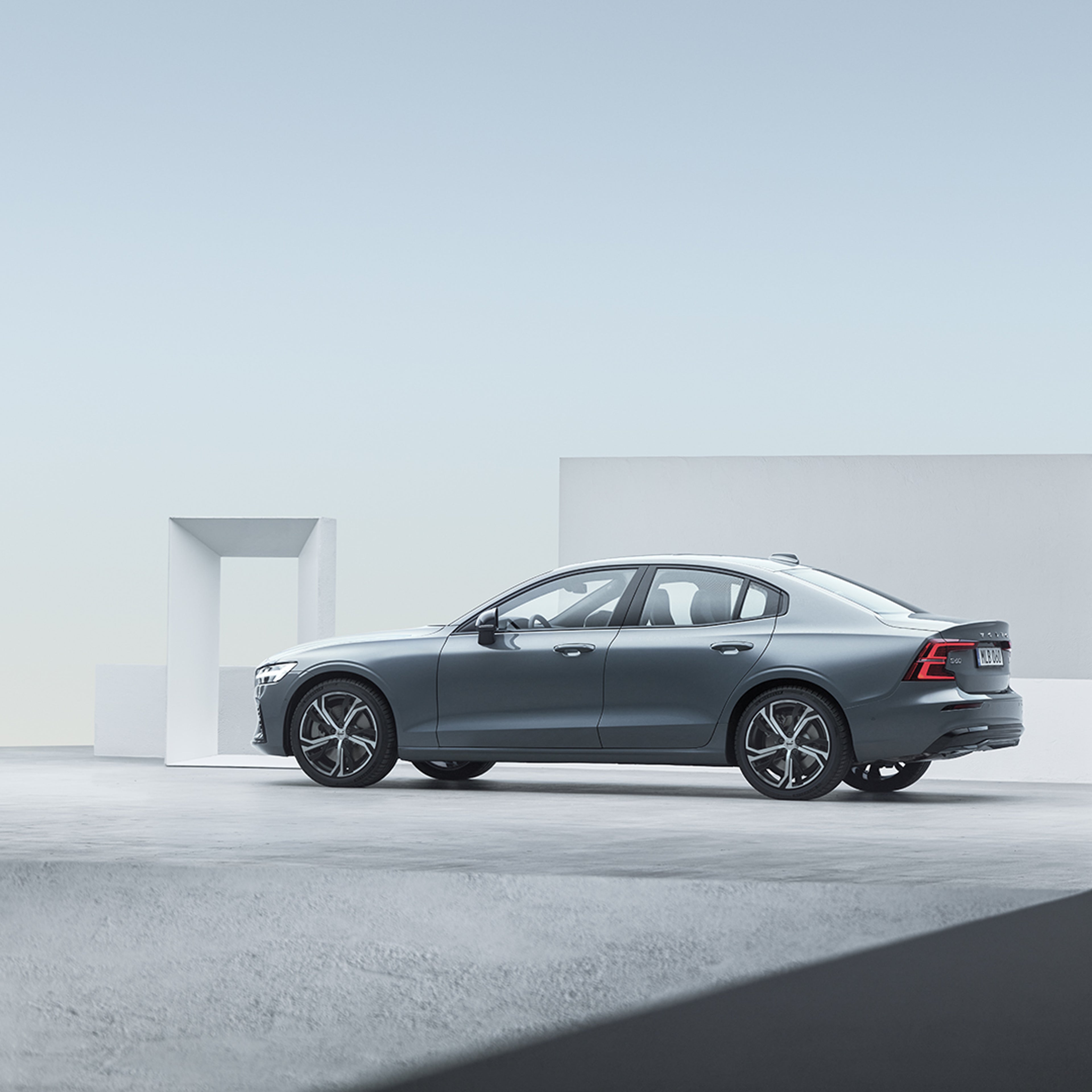 Volvo S60 sedan met rijhulptechnologie en vierwielaandrijving.