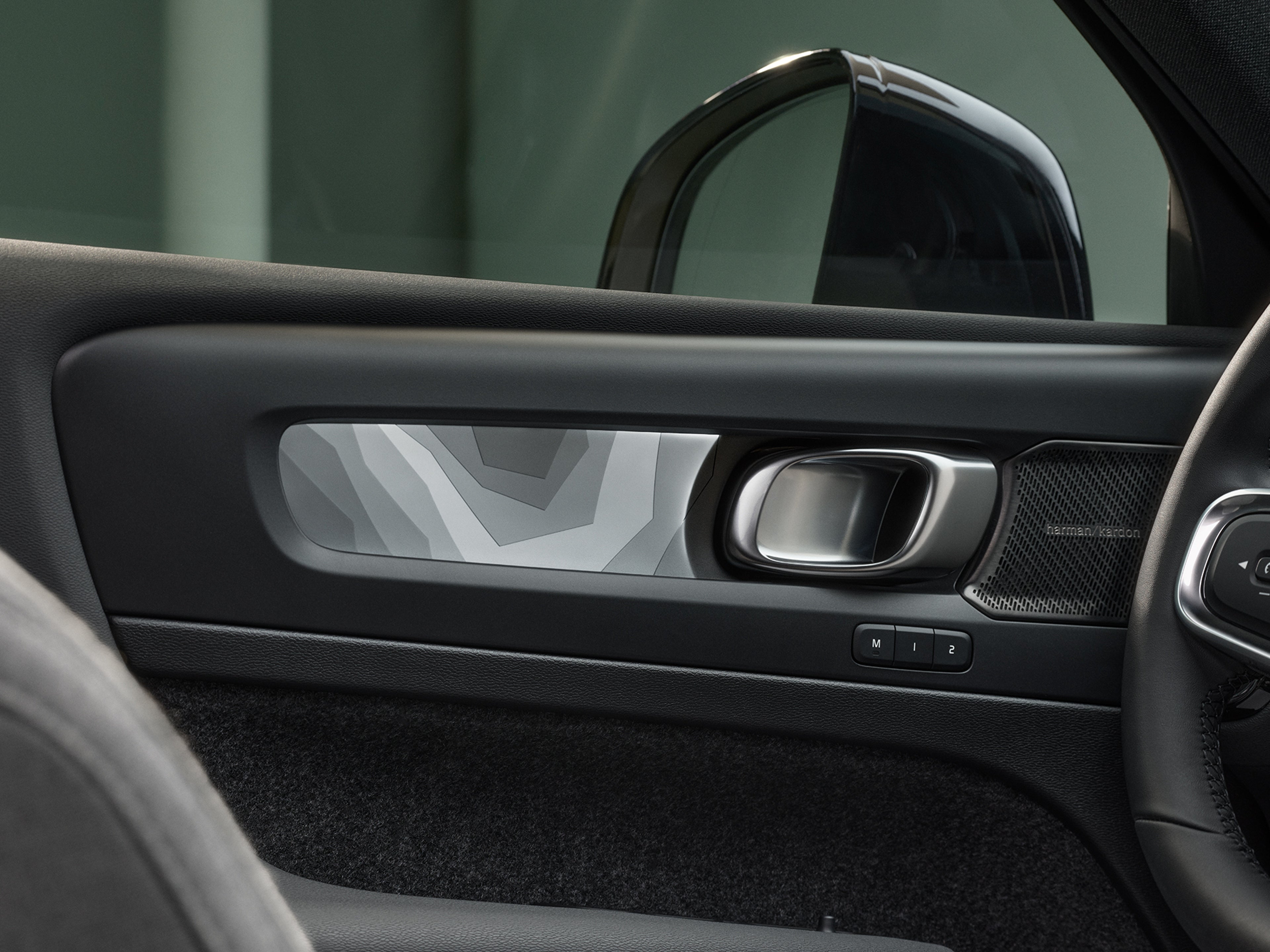 Instrumentenpaneel met achtergrondverlichting in de Volvo XC40 Recharge plug-inhybride.