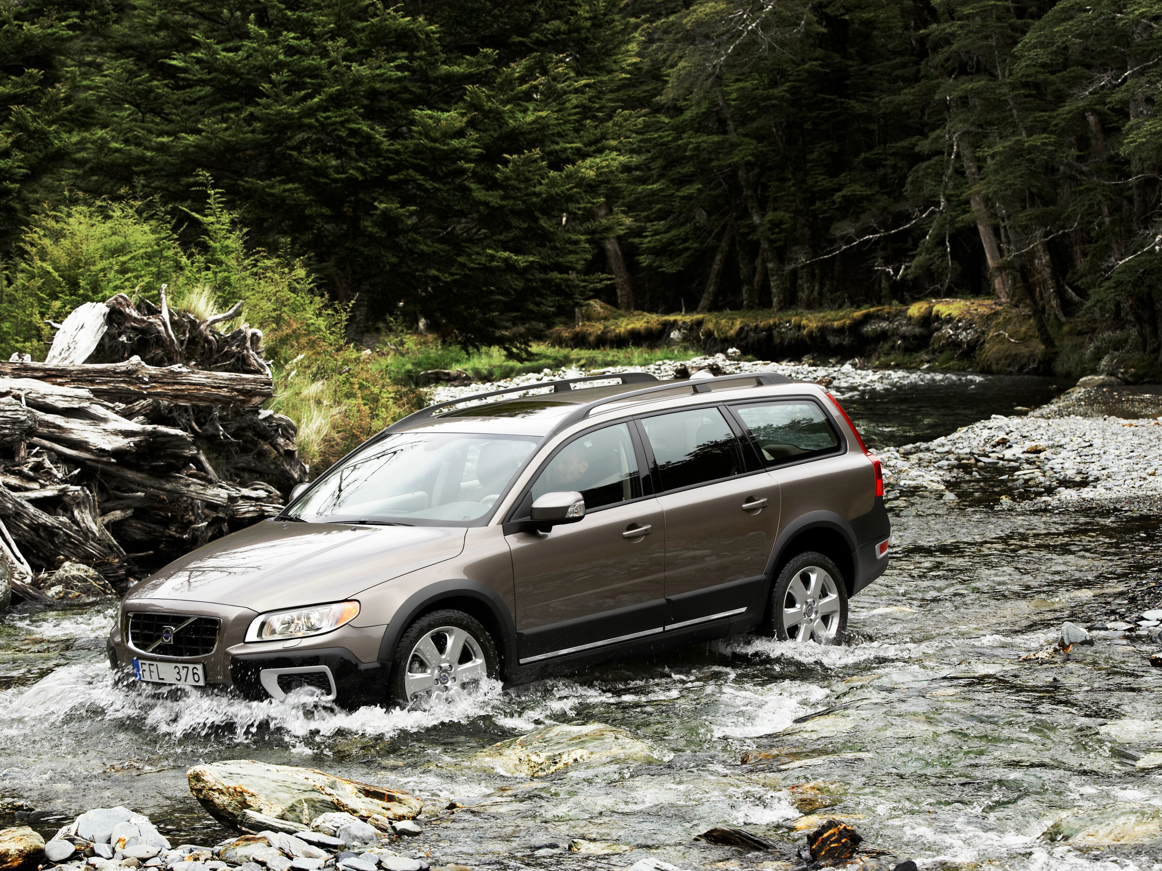 Una imagen que muestra un Volvo XC70 conduciendo por las aguas de un río poco profundo.