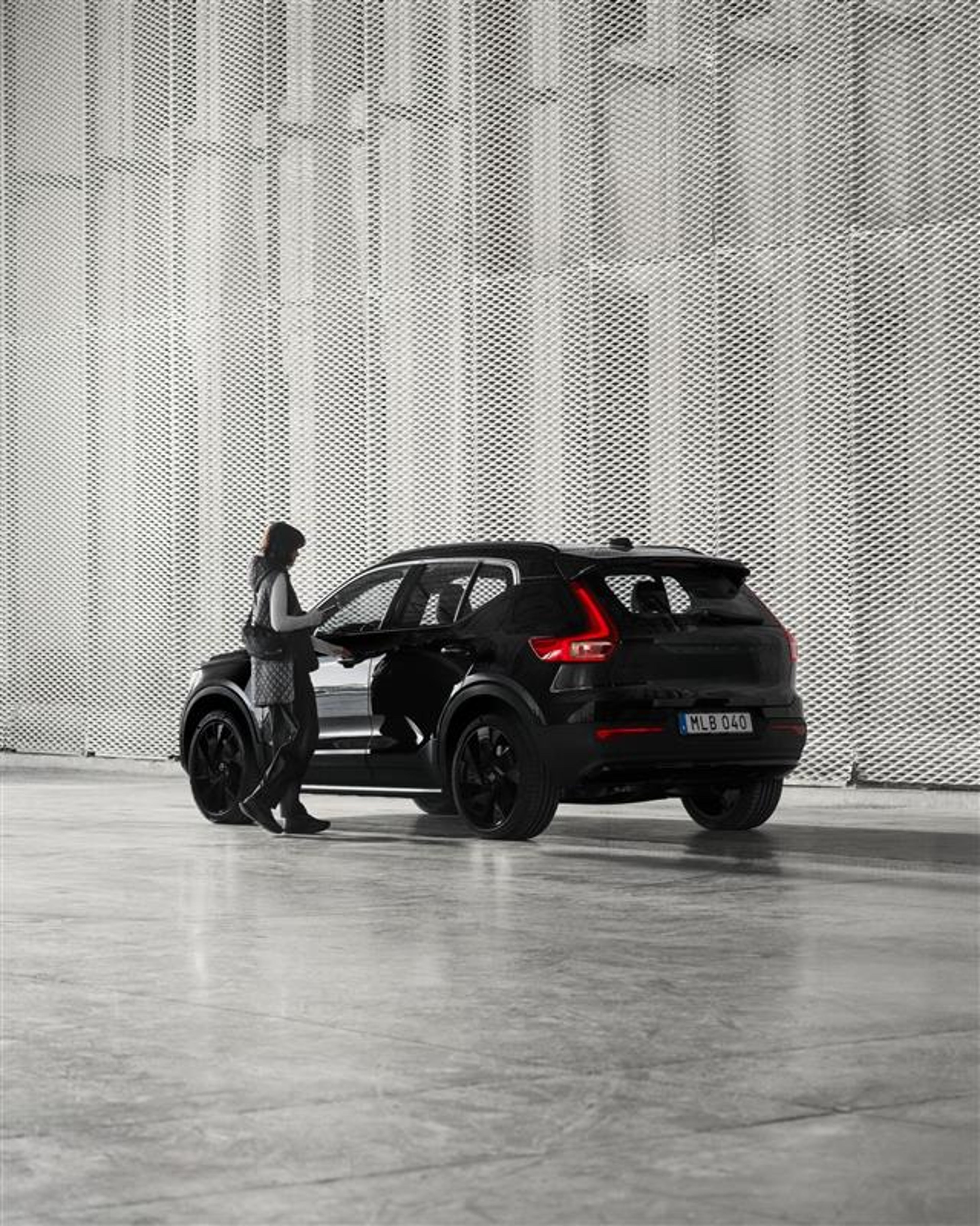 Woman walking towards Volvo XC40 Black Edition 