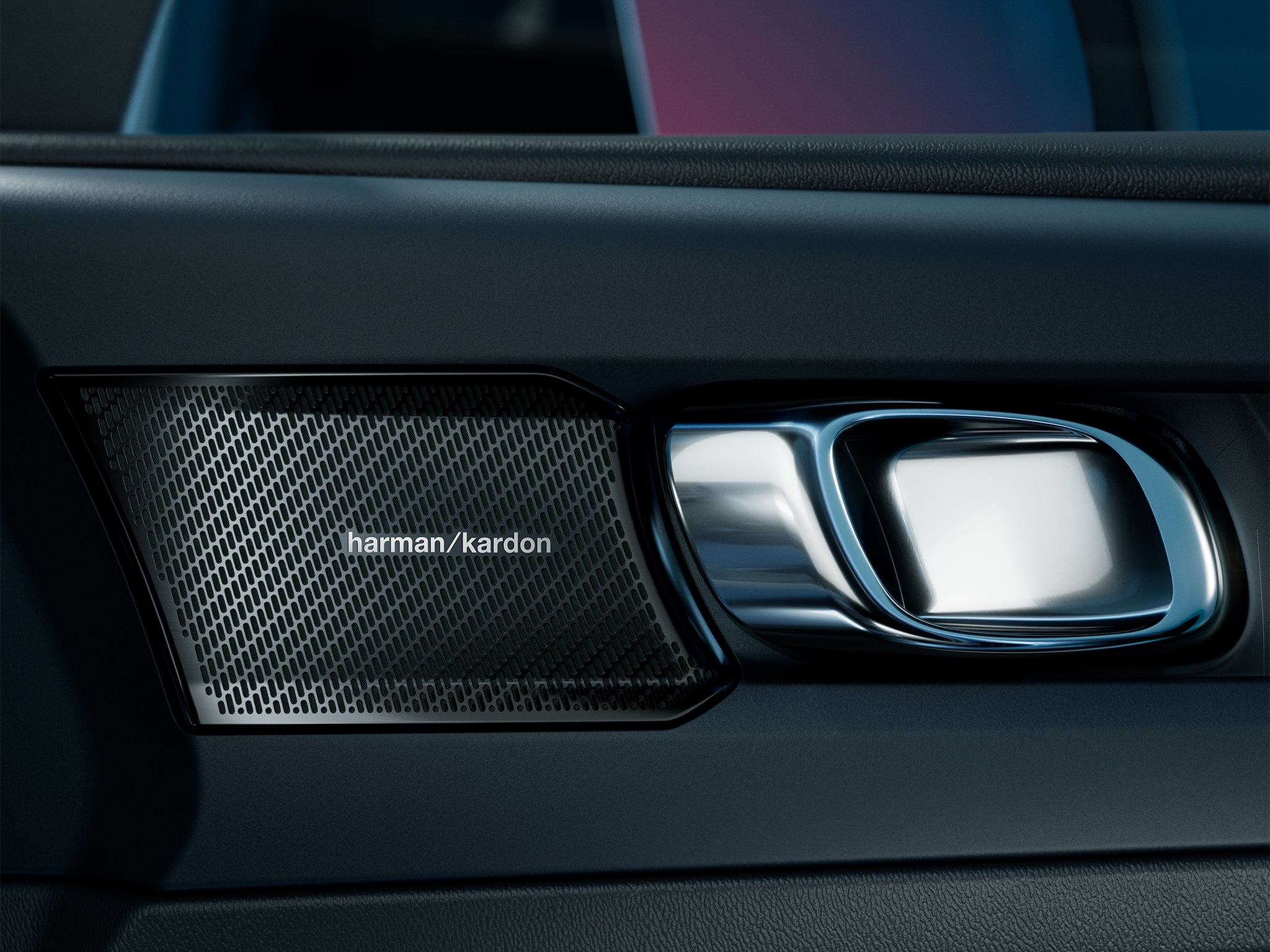 Imazh i detajit të altoparlantit Harman Kardon në derën e një Volvo C40 Recharge.