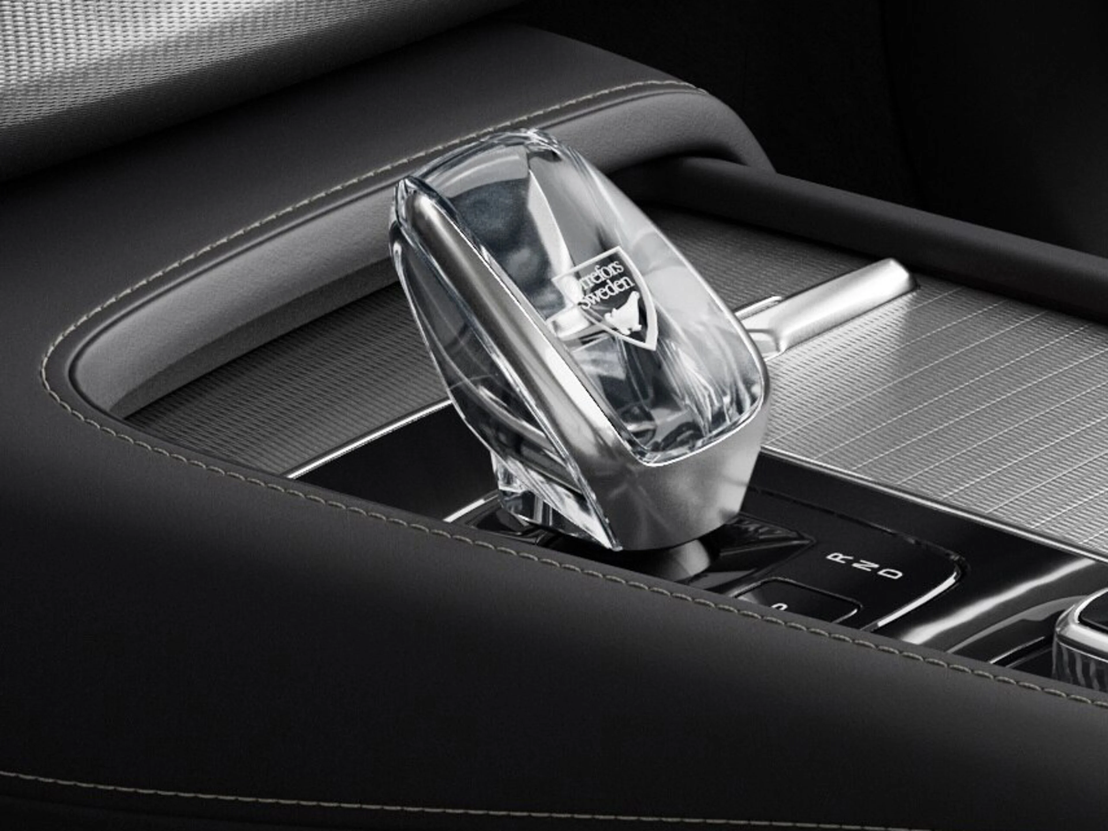 Volvo XC90 休旅車內來自 Orrefors 的純正瑞典水晶排檔桿。