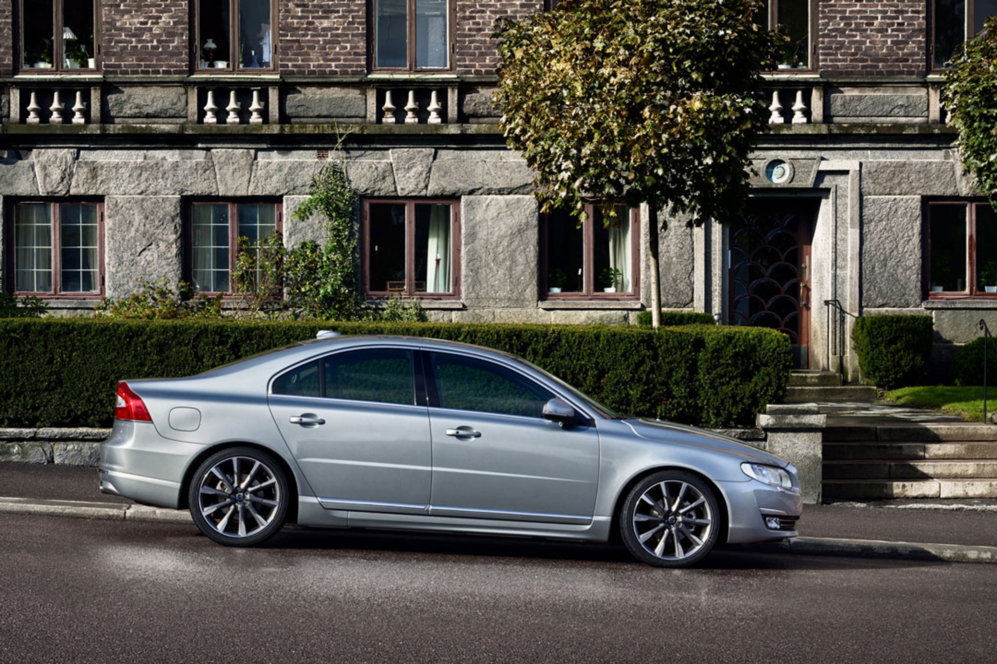 Una imagen con un Volvo S80 aparcado en una calle.