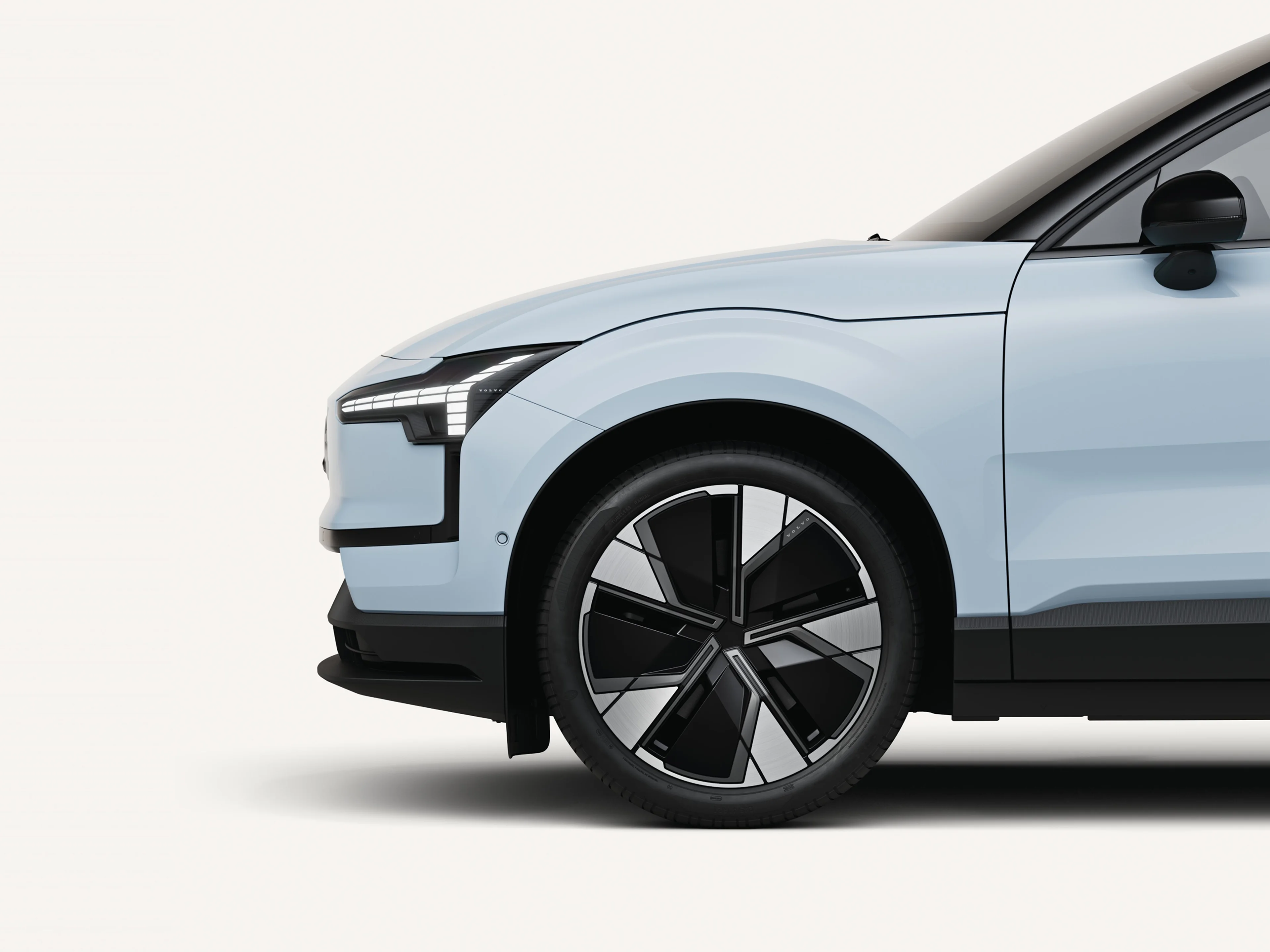 Primer plano de la rueda delantera del Volvo EX30.