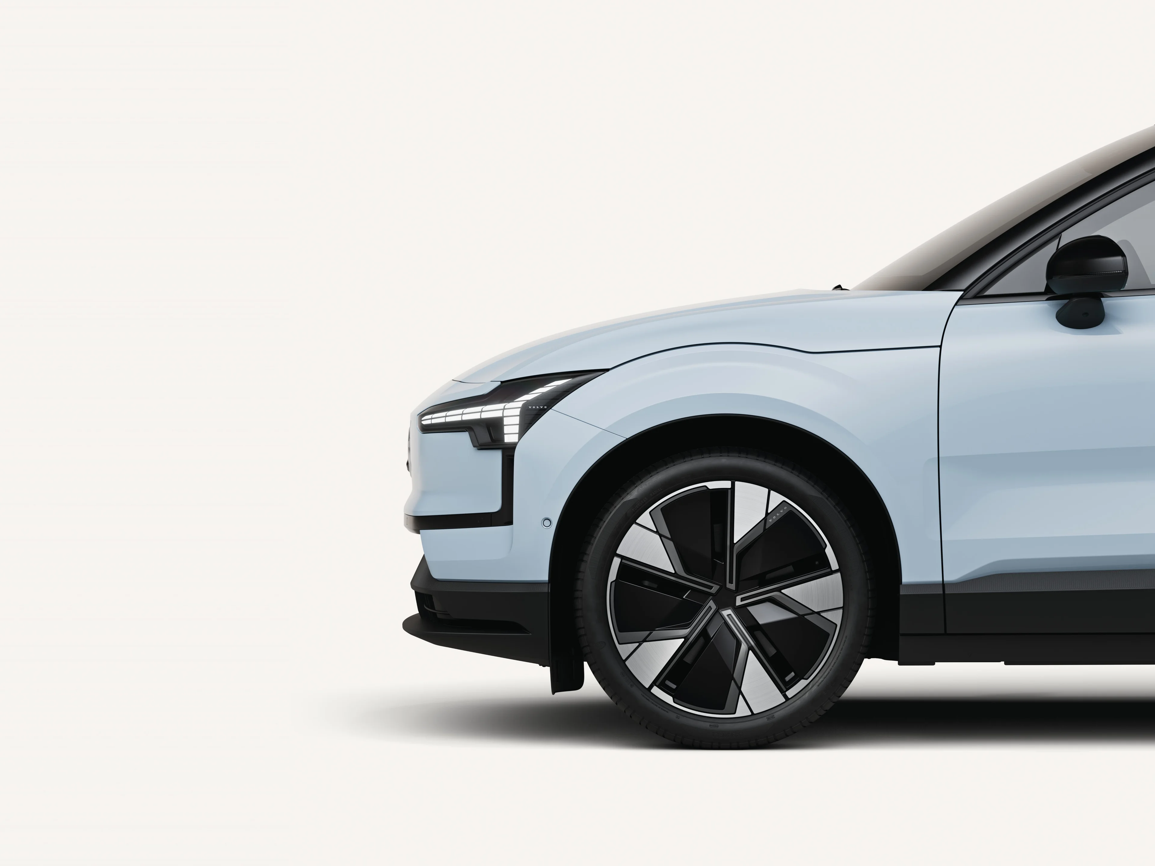 Nahaufnahme des Vorderrads des Volvo EX30.