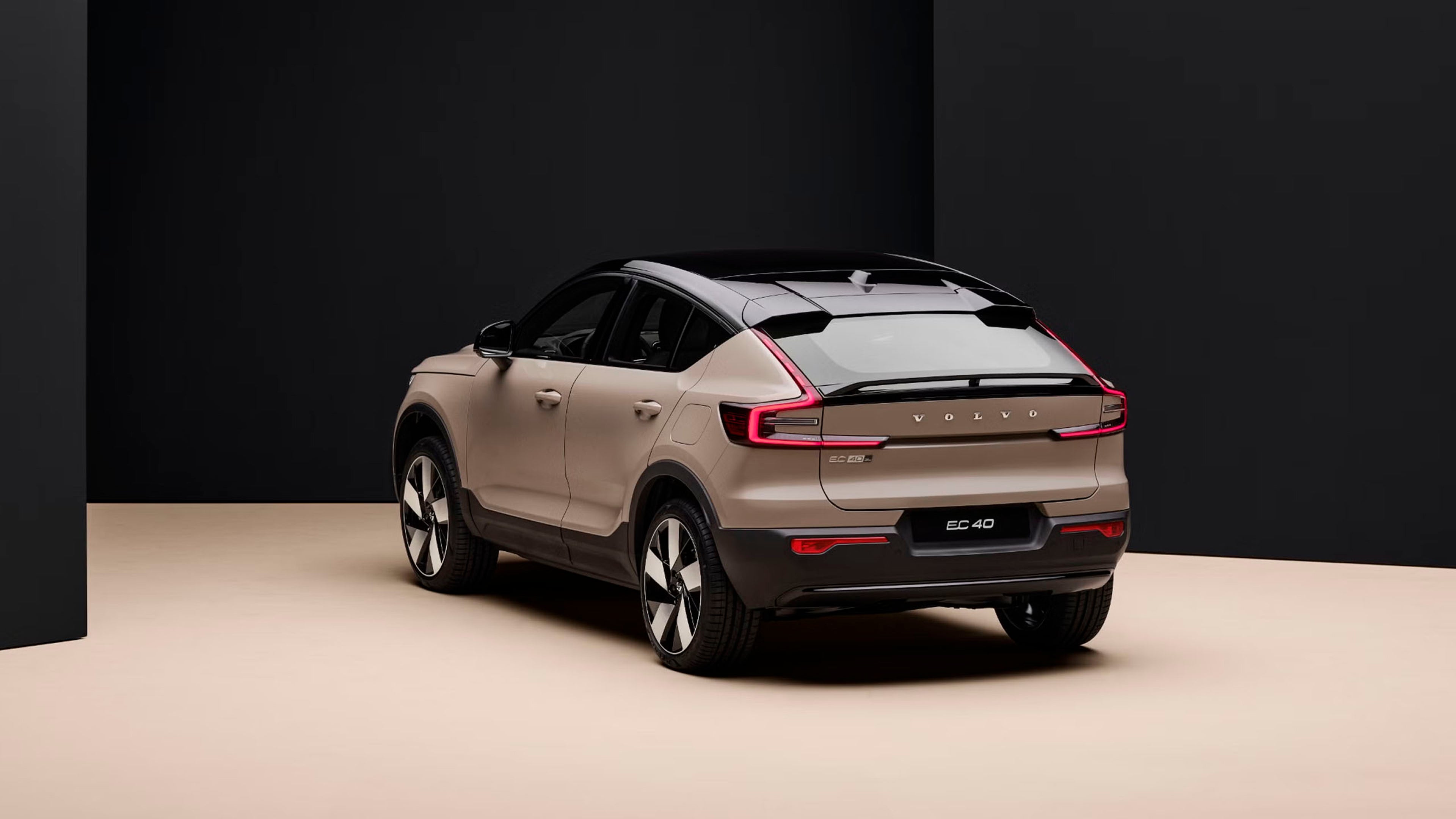 Volvo EC40 eléctrico vista lateral trasera en color Sand Dust