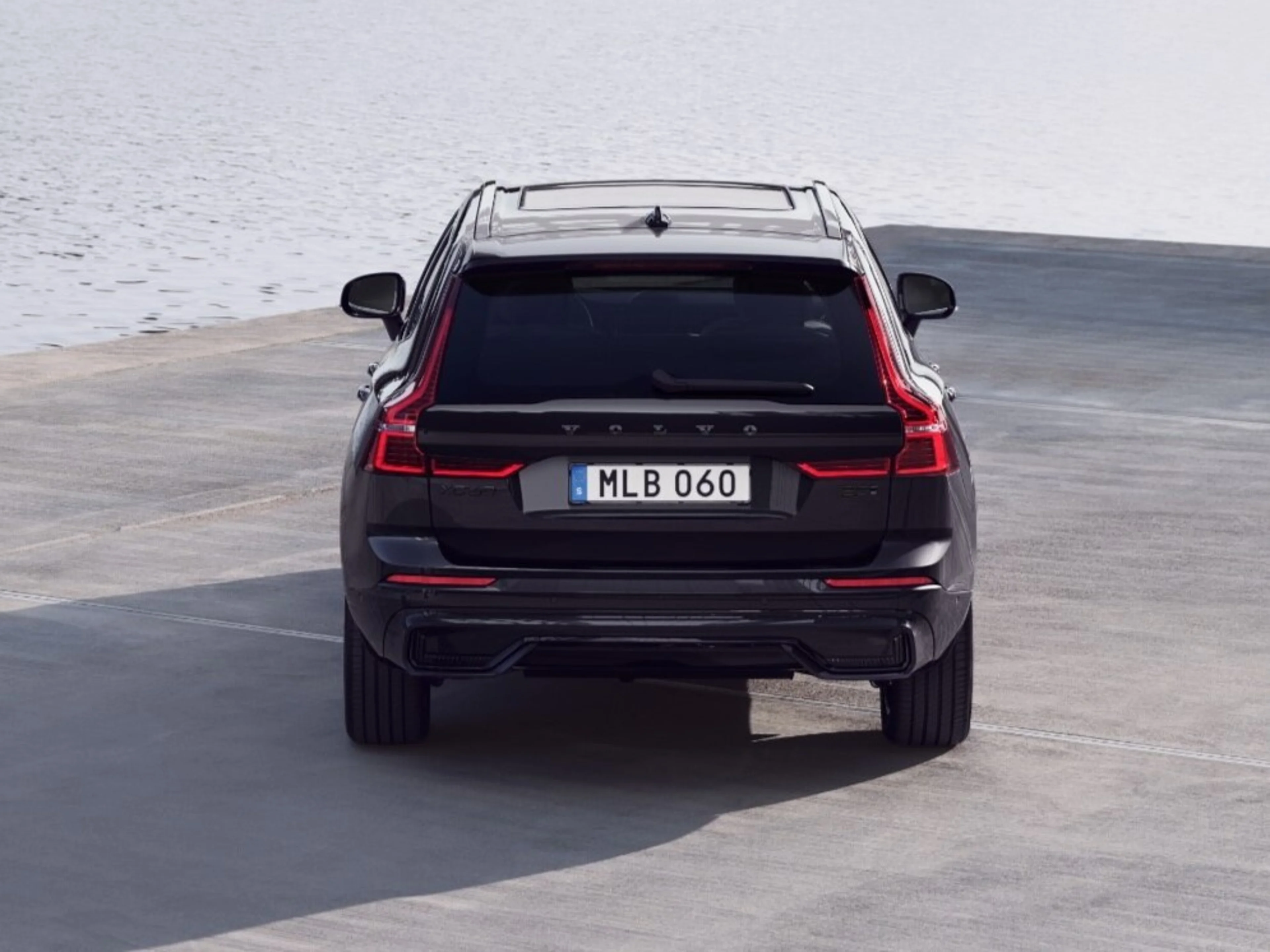 Test the Volvo XC60 Black Edition - Volvo car parked in lot