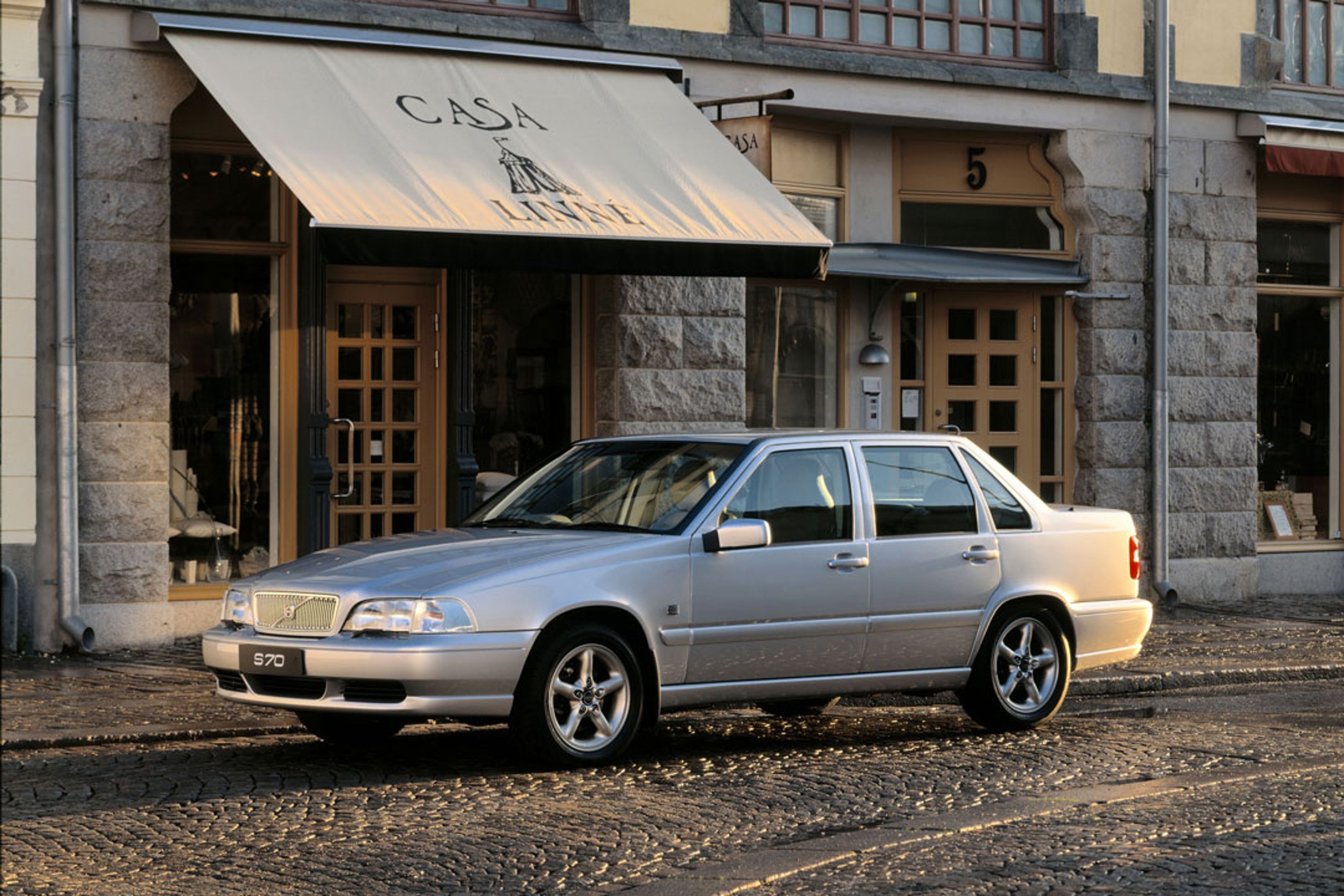 Un Volvo 850 Estate aparcado con una bicicleta instalada en el techo.