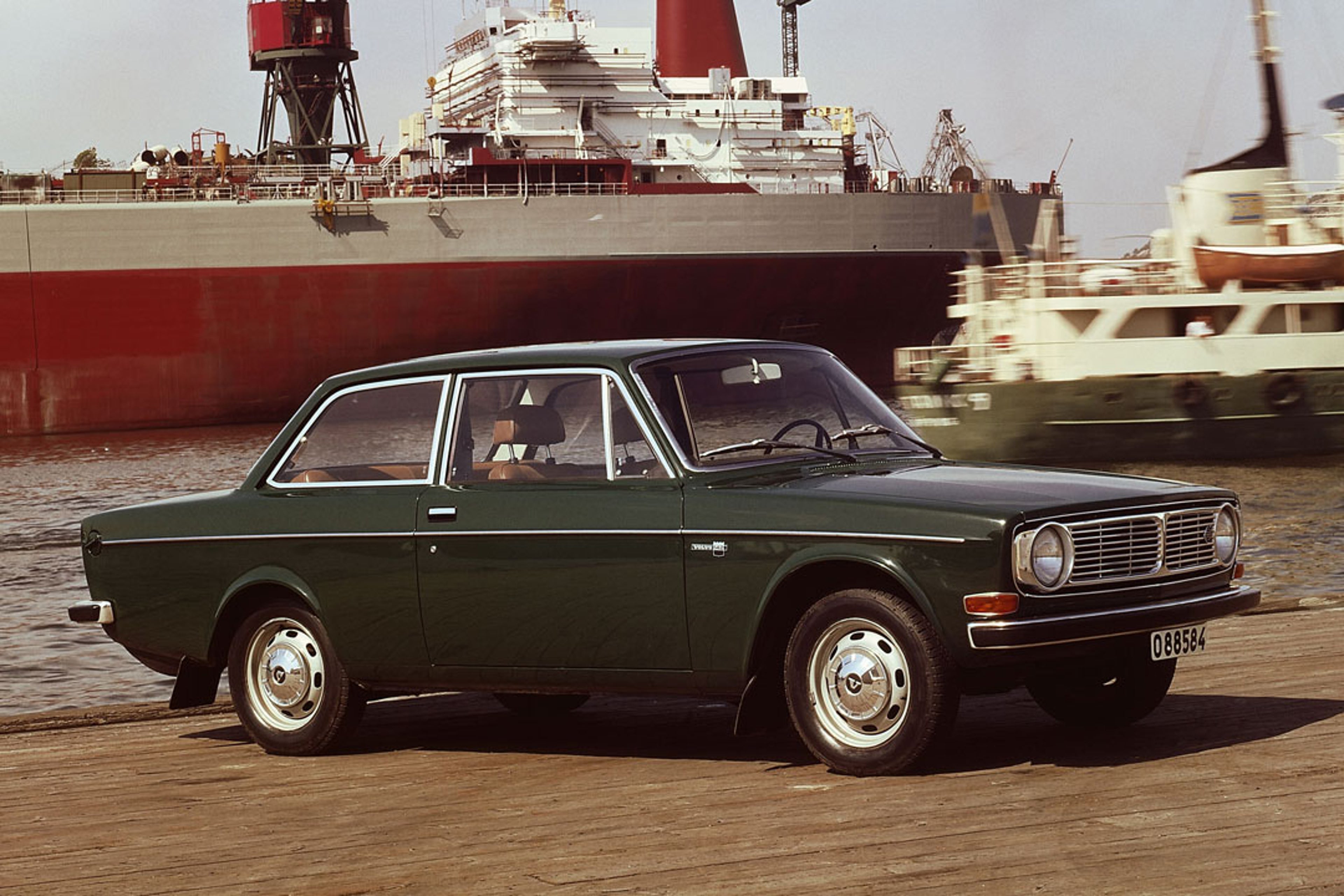 Un Volvo 142 aparcado cerca de un puerto.