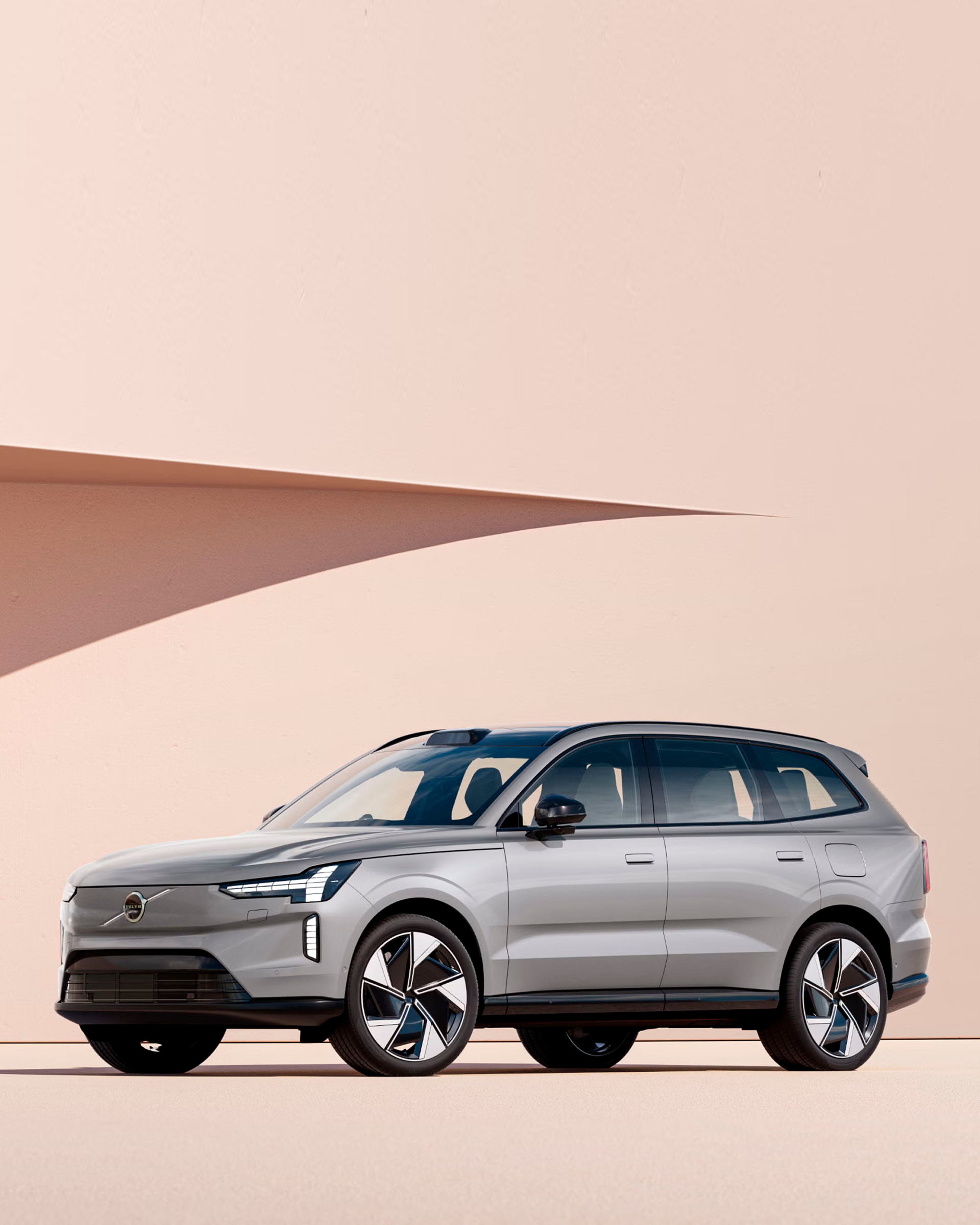 Un Volvo EX90 eléctrico destacando sus líneas de diseño.