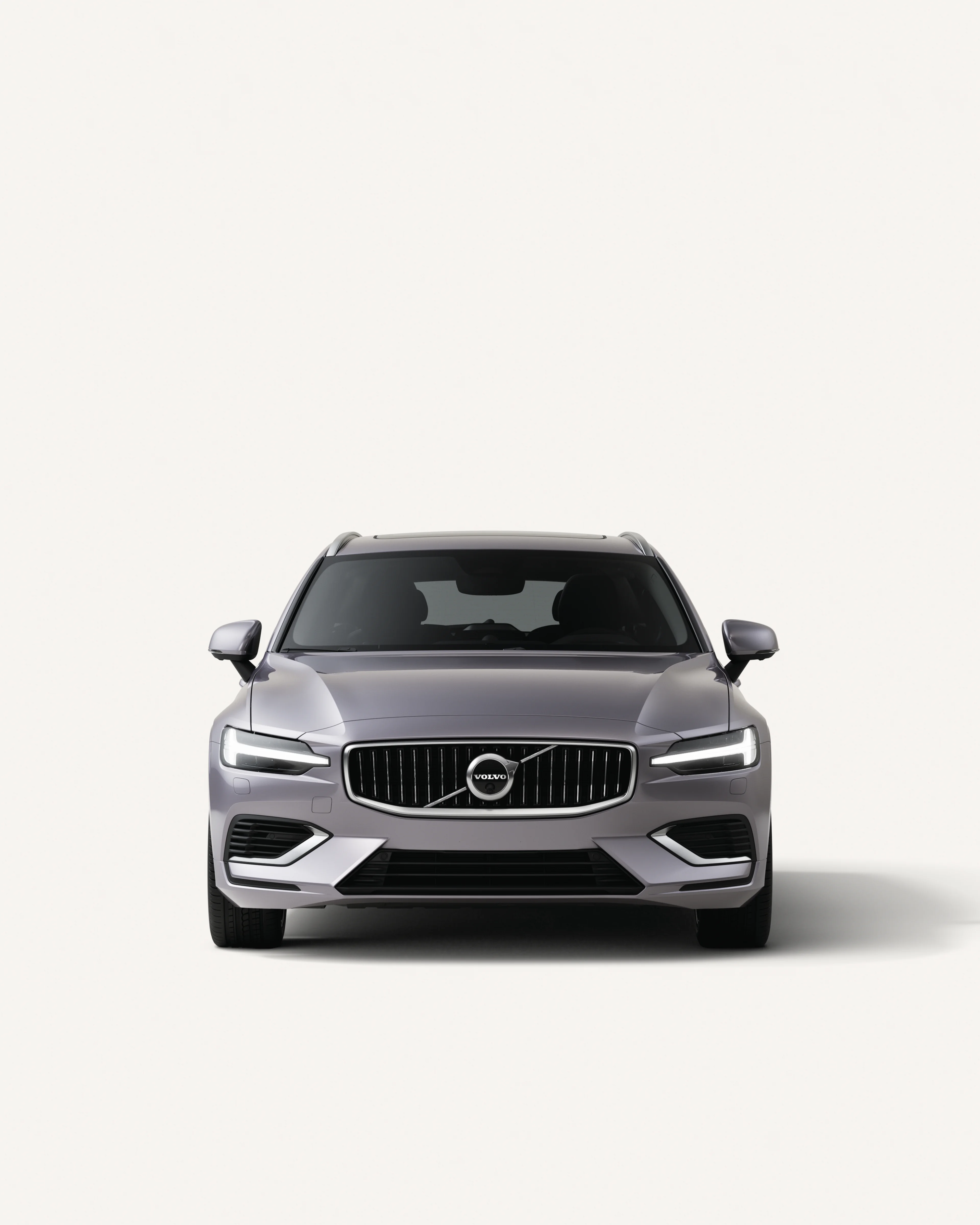 Frontansicht des Volvo V60 in einer weißen Studioumgebung.