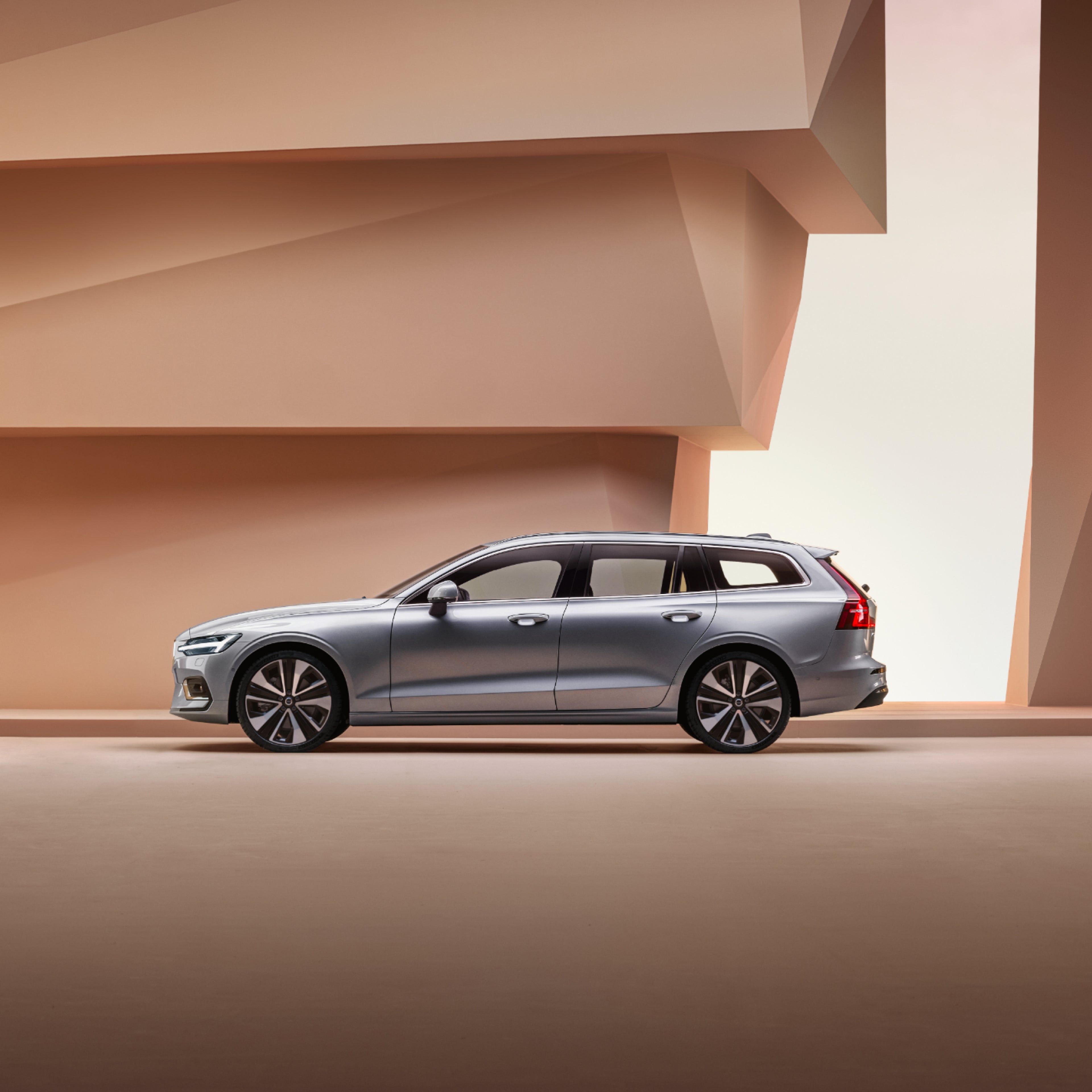 Profilul lateral al unui Volvo V60 estate.