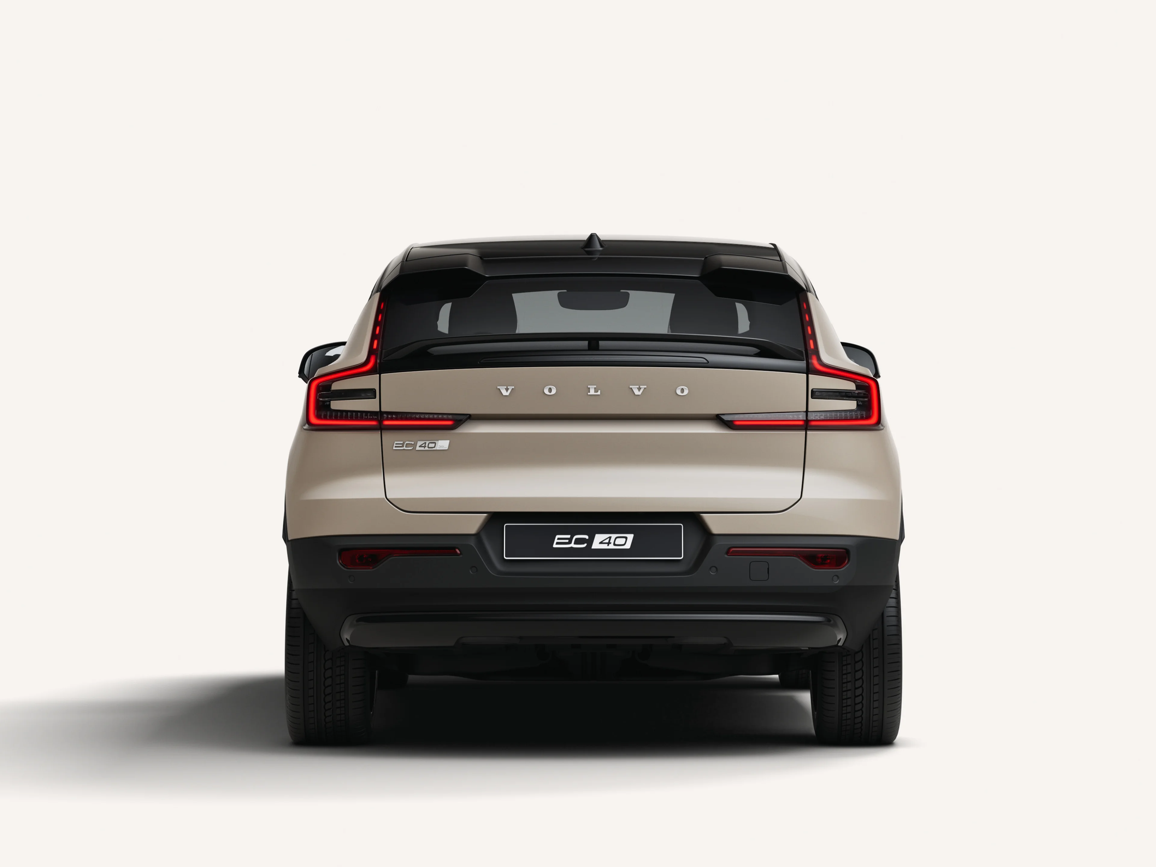 Vue arrière du Volvo EC40 Electric dans un studio blanc.