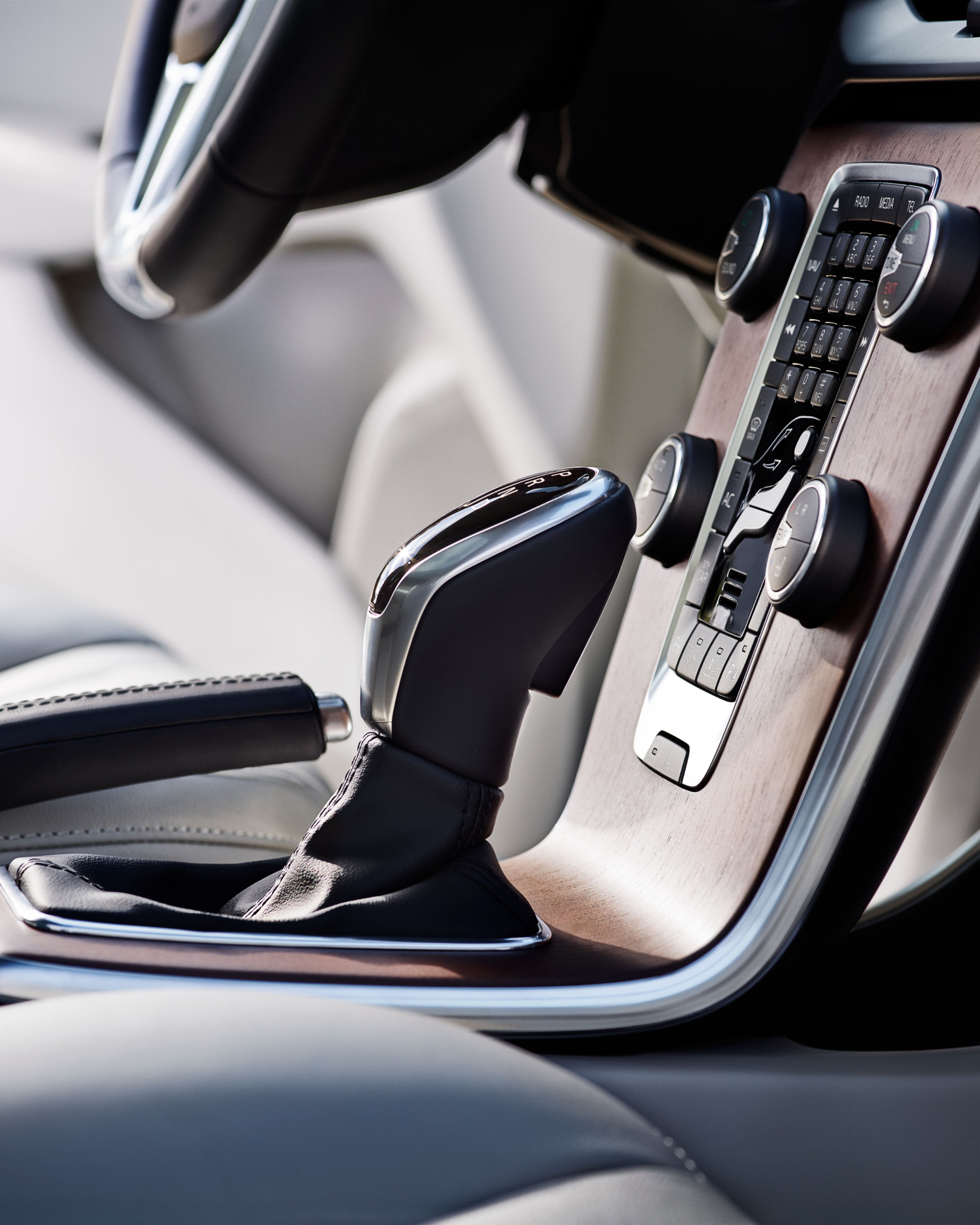 Imagem a mostrar uma Volvo V40 com a porta do condutor aberta.