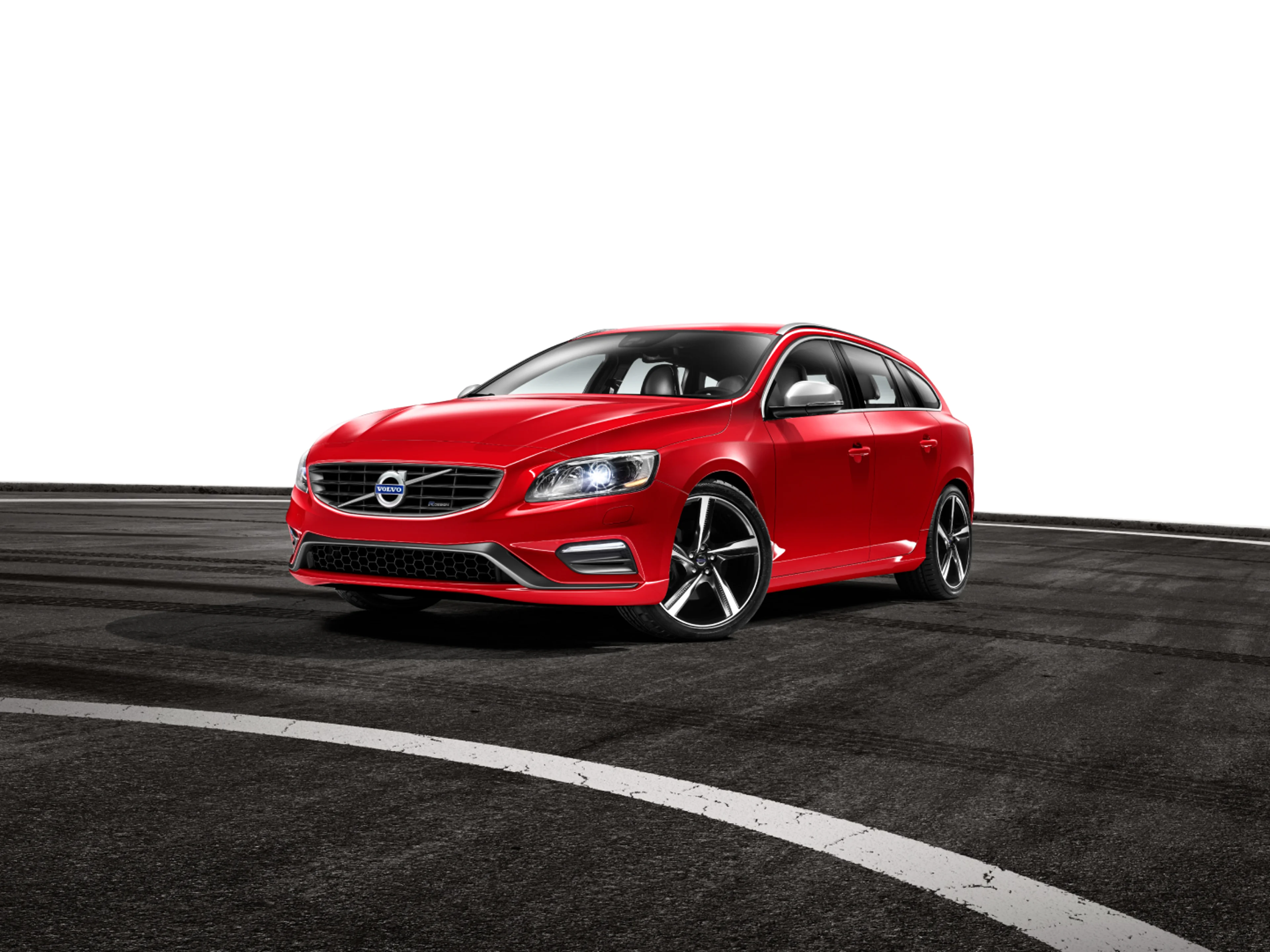 Image d’un Volvo V60 garé sur une plage.