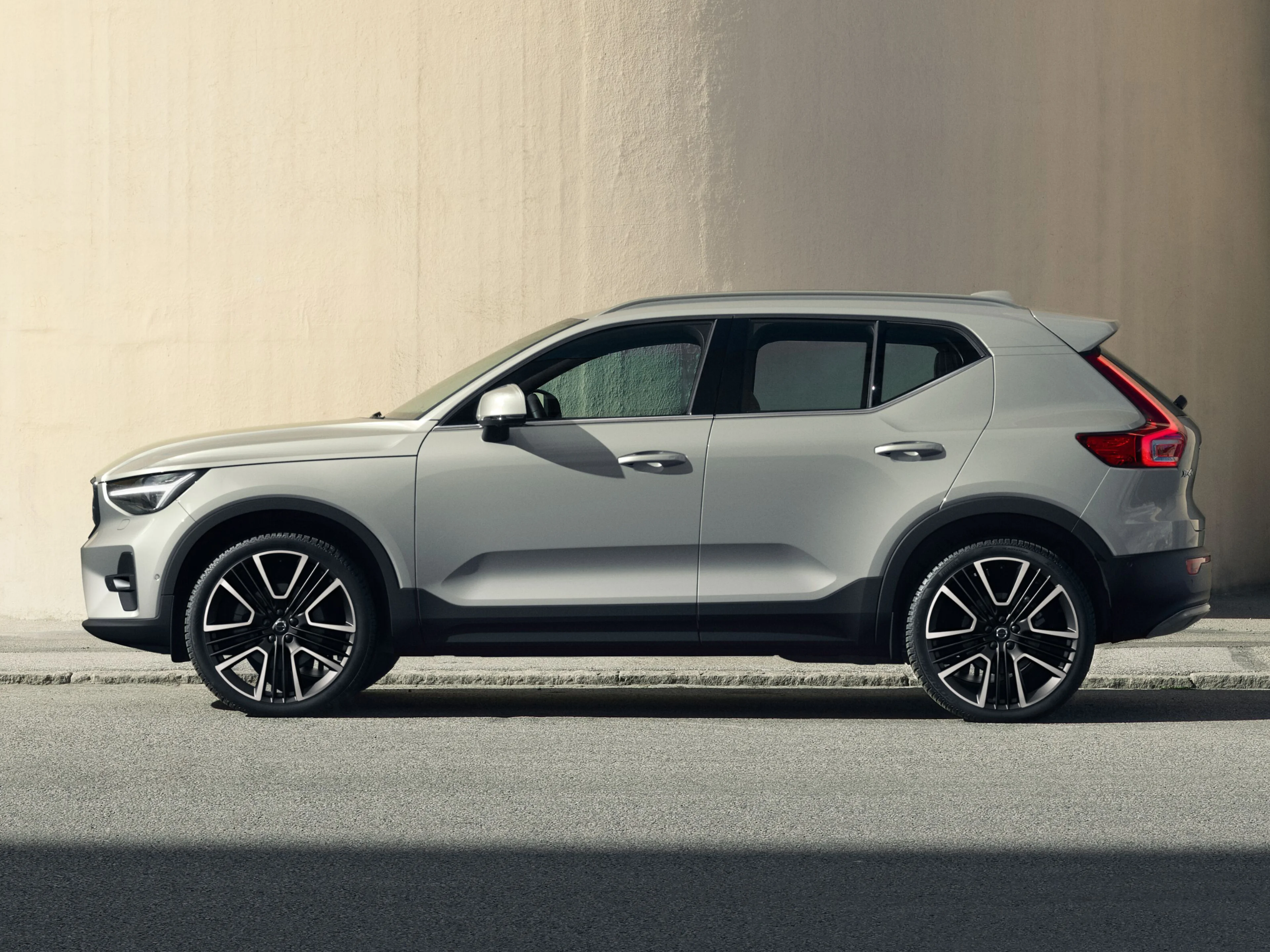 Vue latérale d'un XC40 en couleur Silver Dawn.