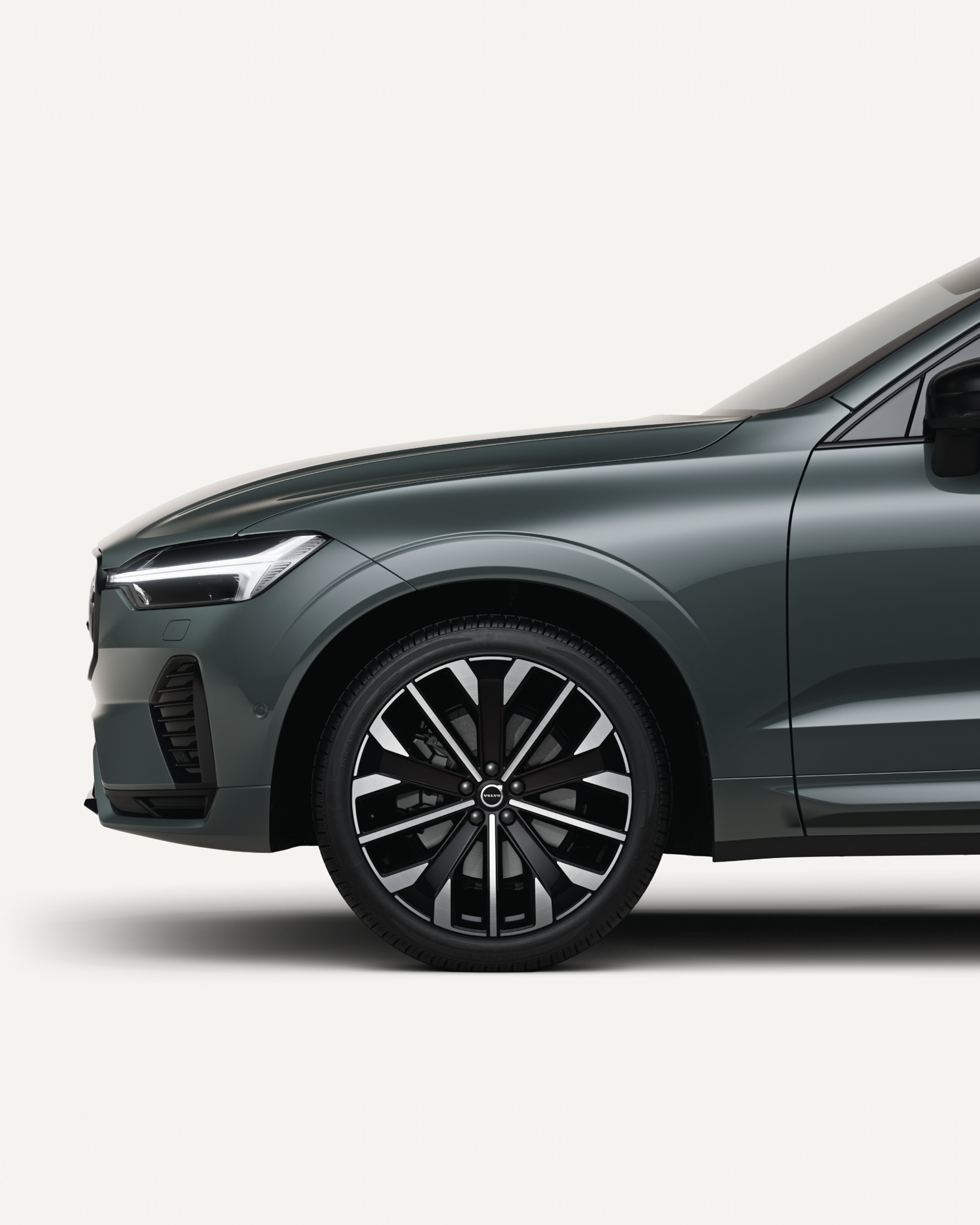 النصف الأمامي من XC60 السيارة الرياضية متعددة الاستخدامات هجينة خفيفة متوسطة الحجم في بيئة استوديو بيضاء.