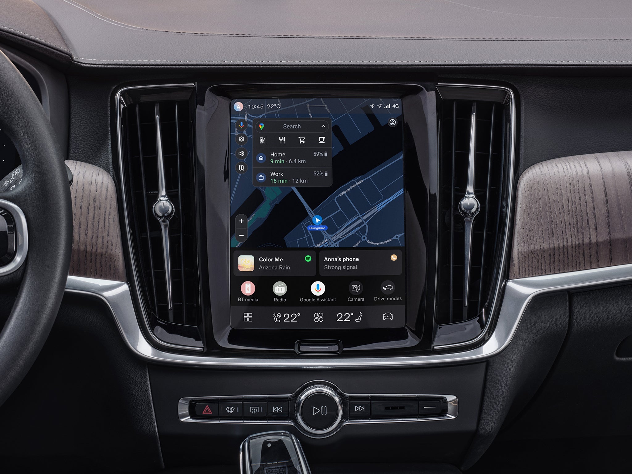 Nahaufnahme des mittleren Touchscreen-Displays des V90 Plug-in Hybrid, von den Rücksitzen im Innenraum aus betrachtet