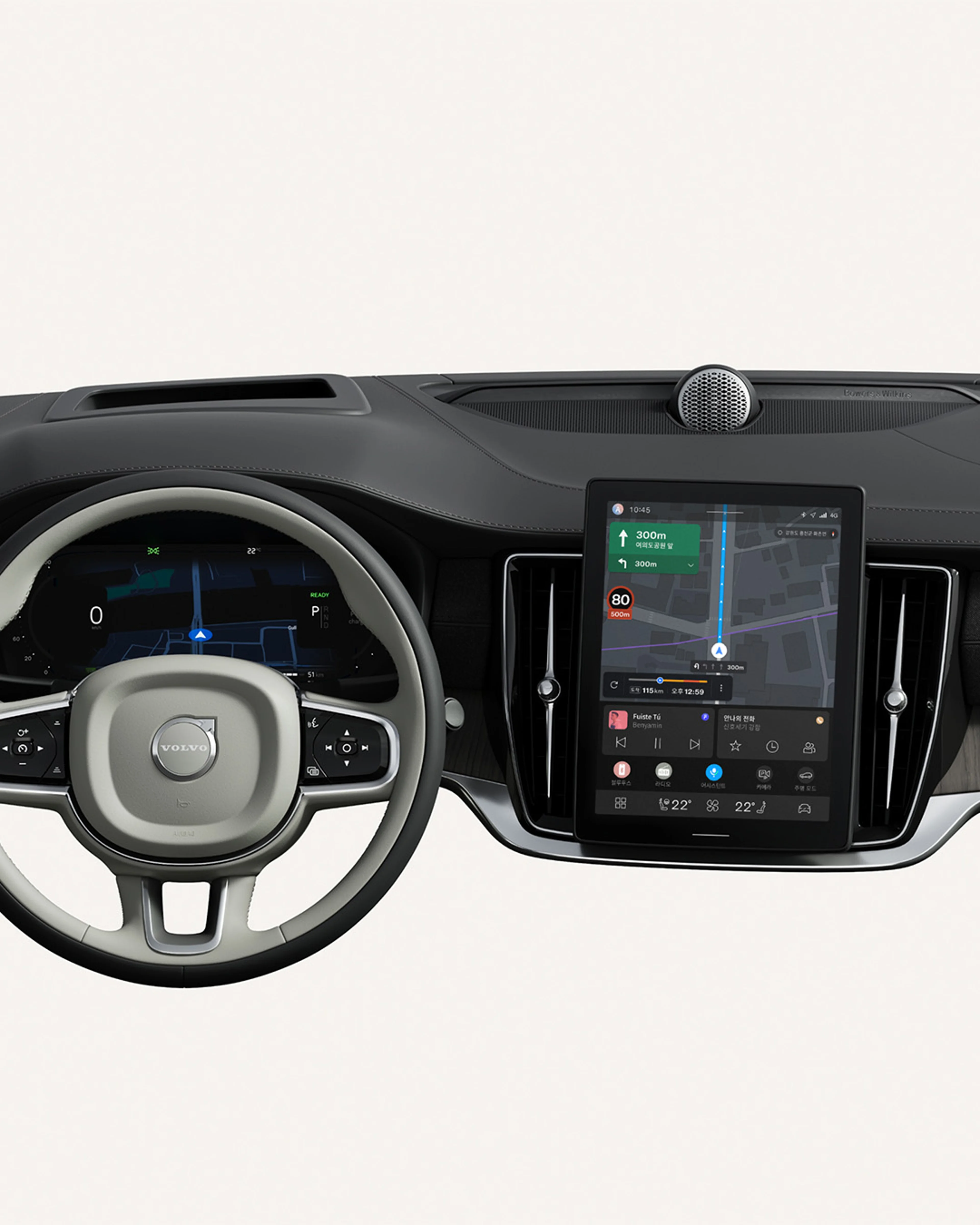 스티어링 휠과 터치스크린을 포함한 Volvo S90 대시보드 내부 모습.