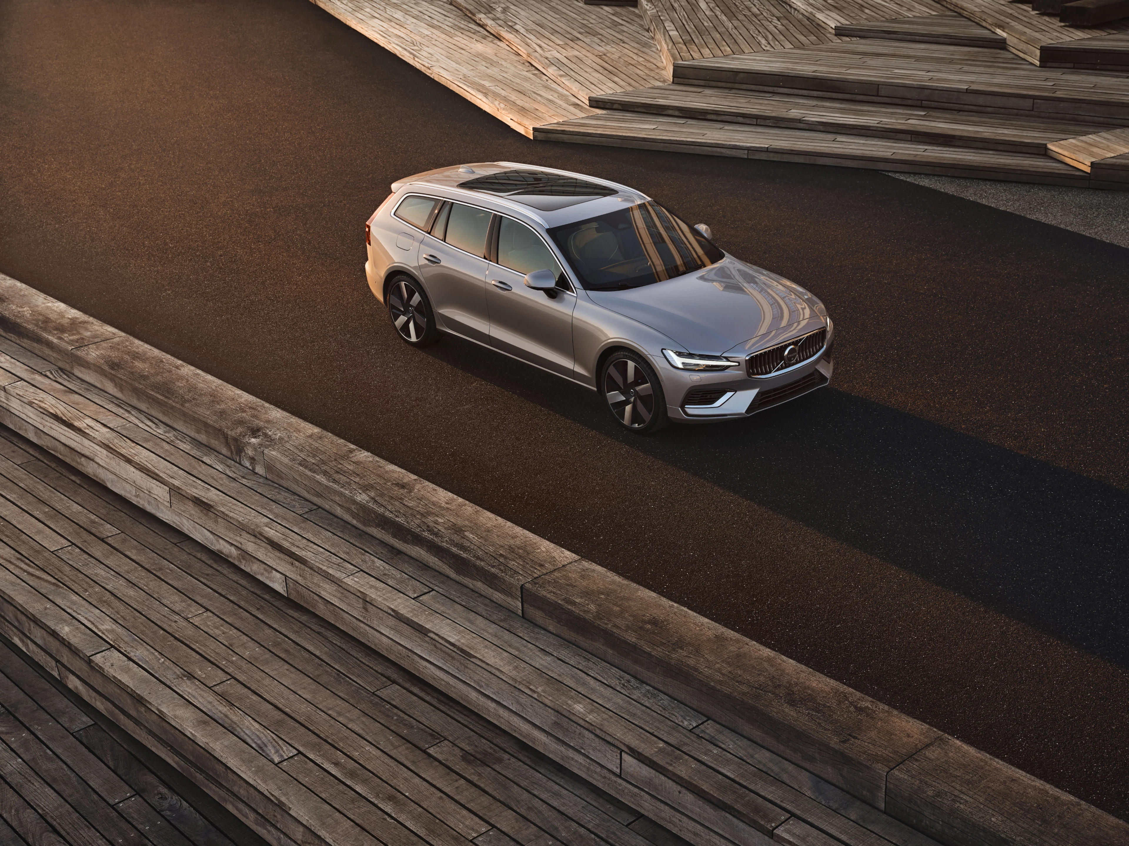 Image d’un Volvo V60 roulant sur une route.