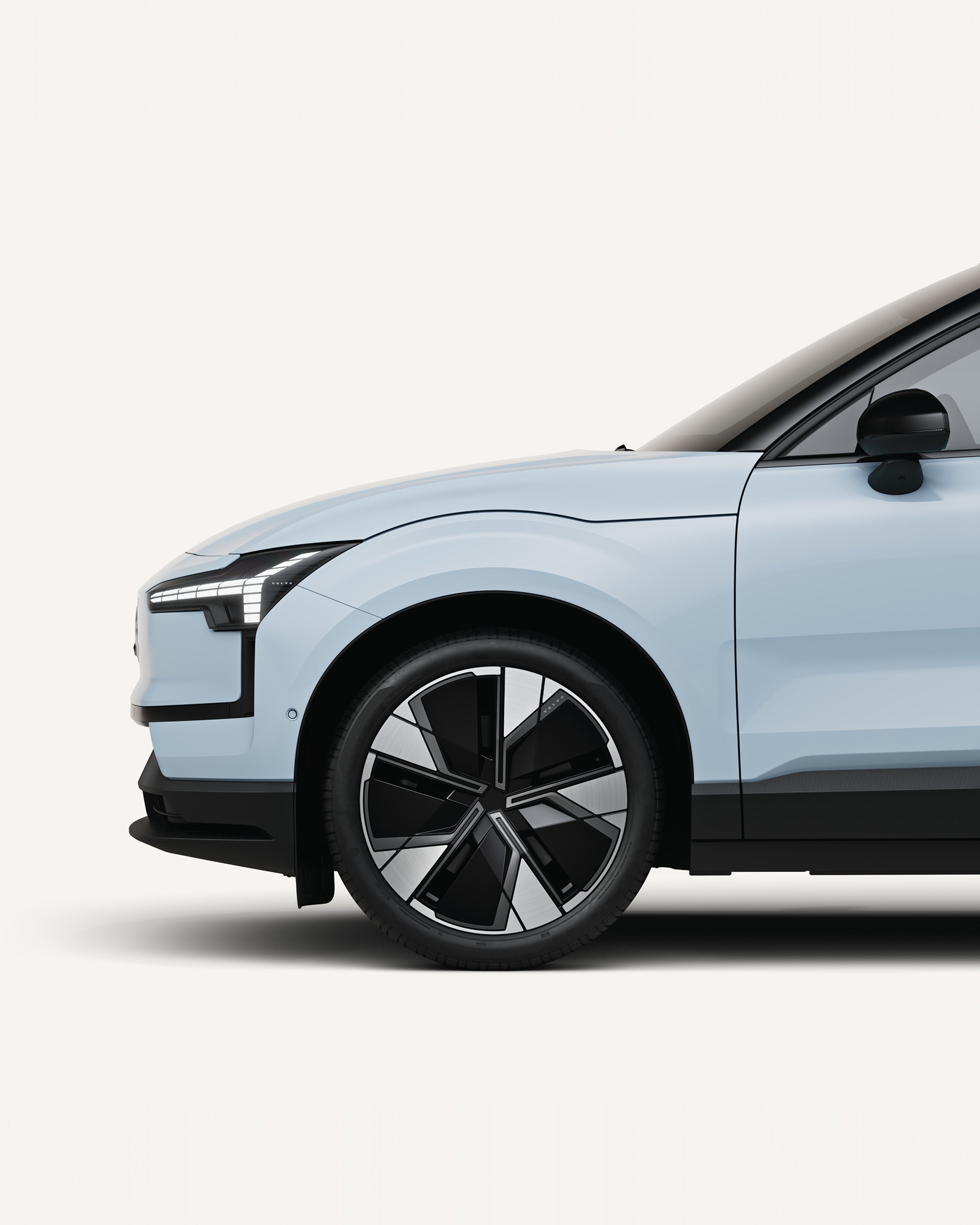 Primer plano de la rueda delantera del Volvo EX30.