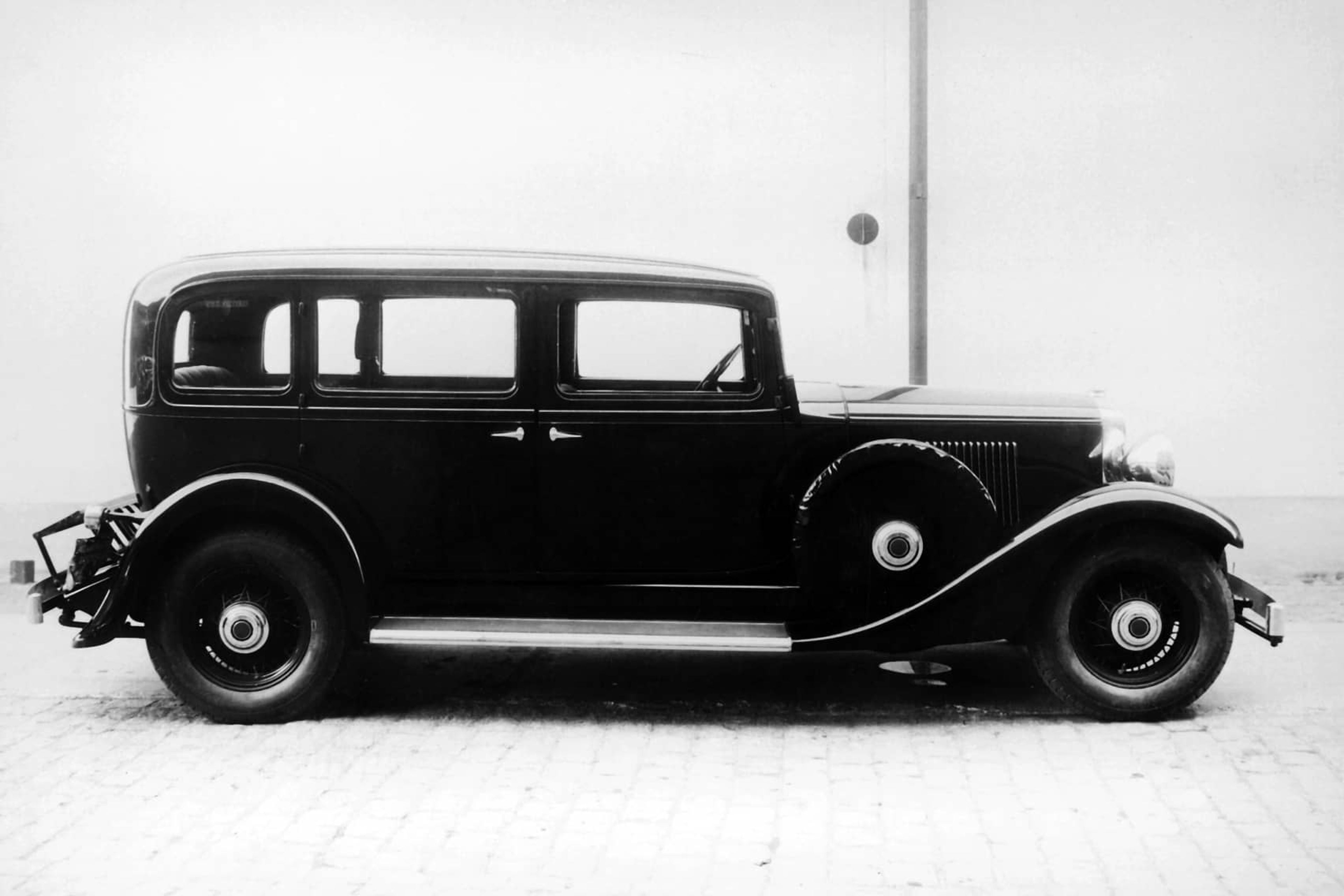 Foto en blanco y negro de un Volvo TR671-9 aparcado en una calle.