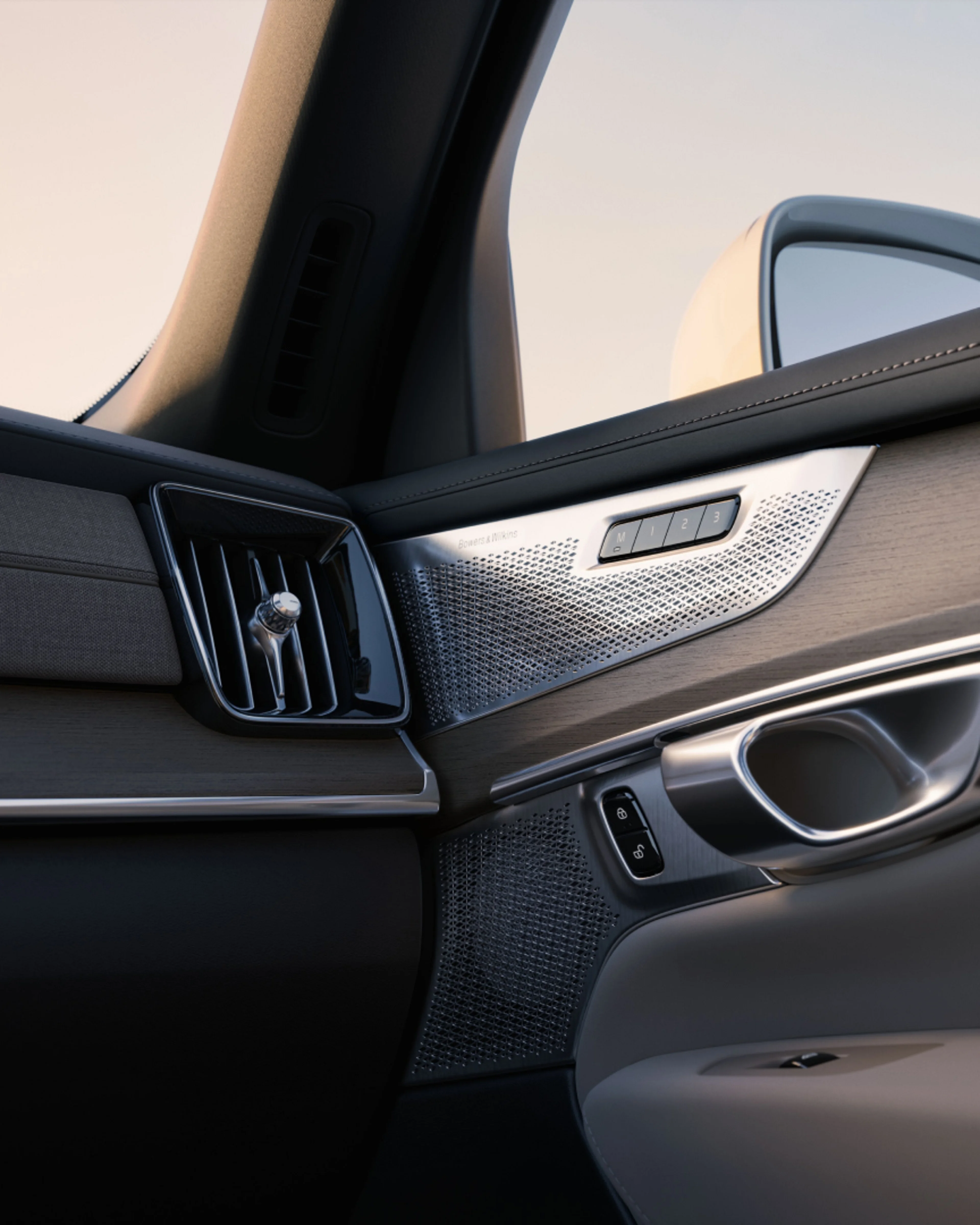 Unutrašnja fotografija zvučnika na panelu vrata XC90.