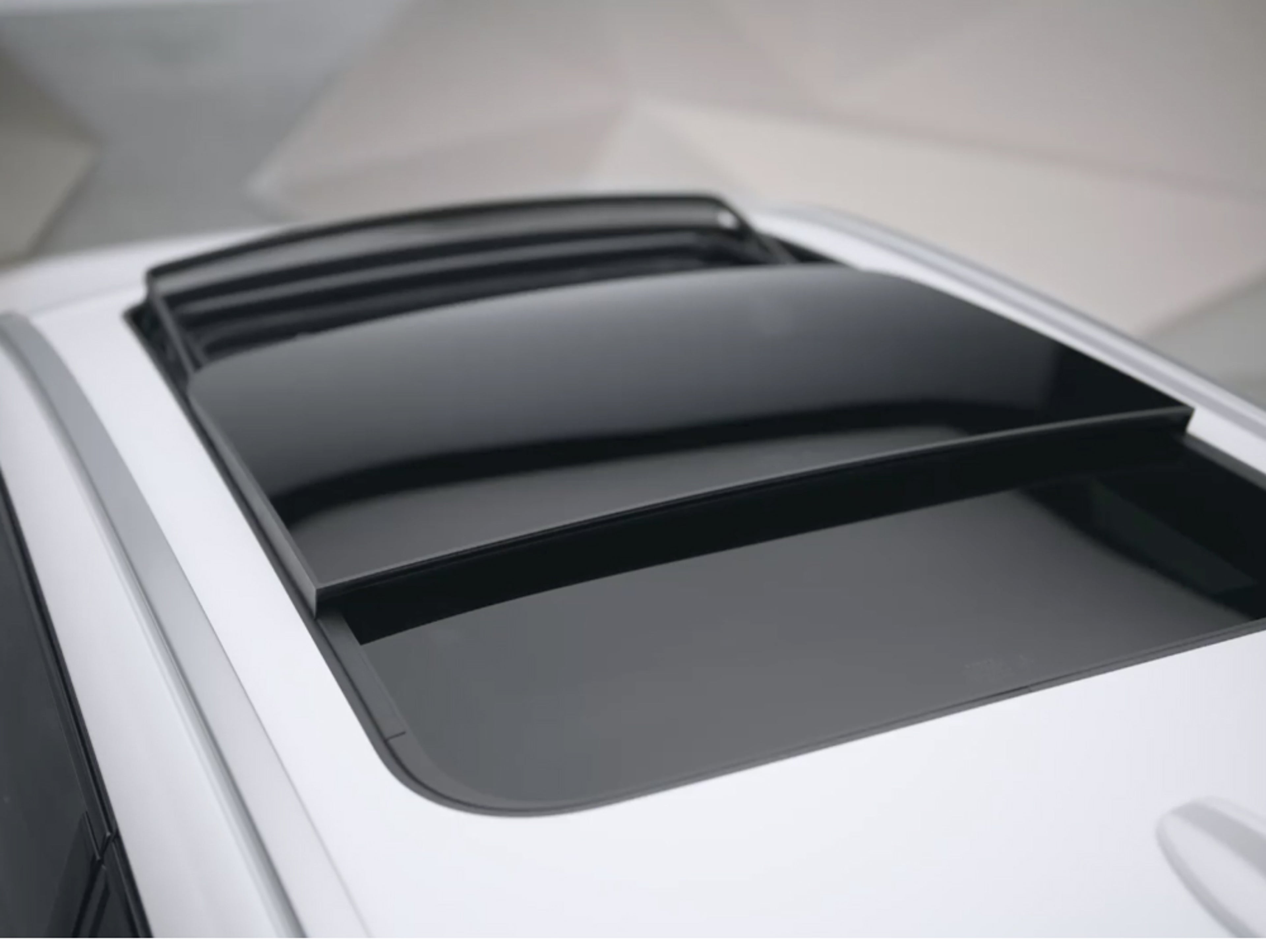 Panoramic roof of the Volvo V90 Cross Country.