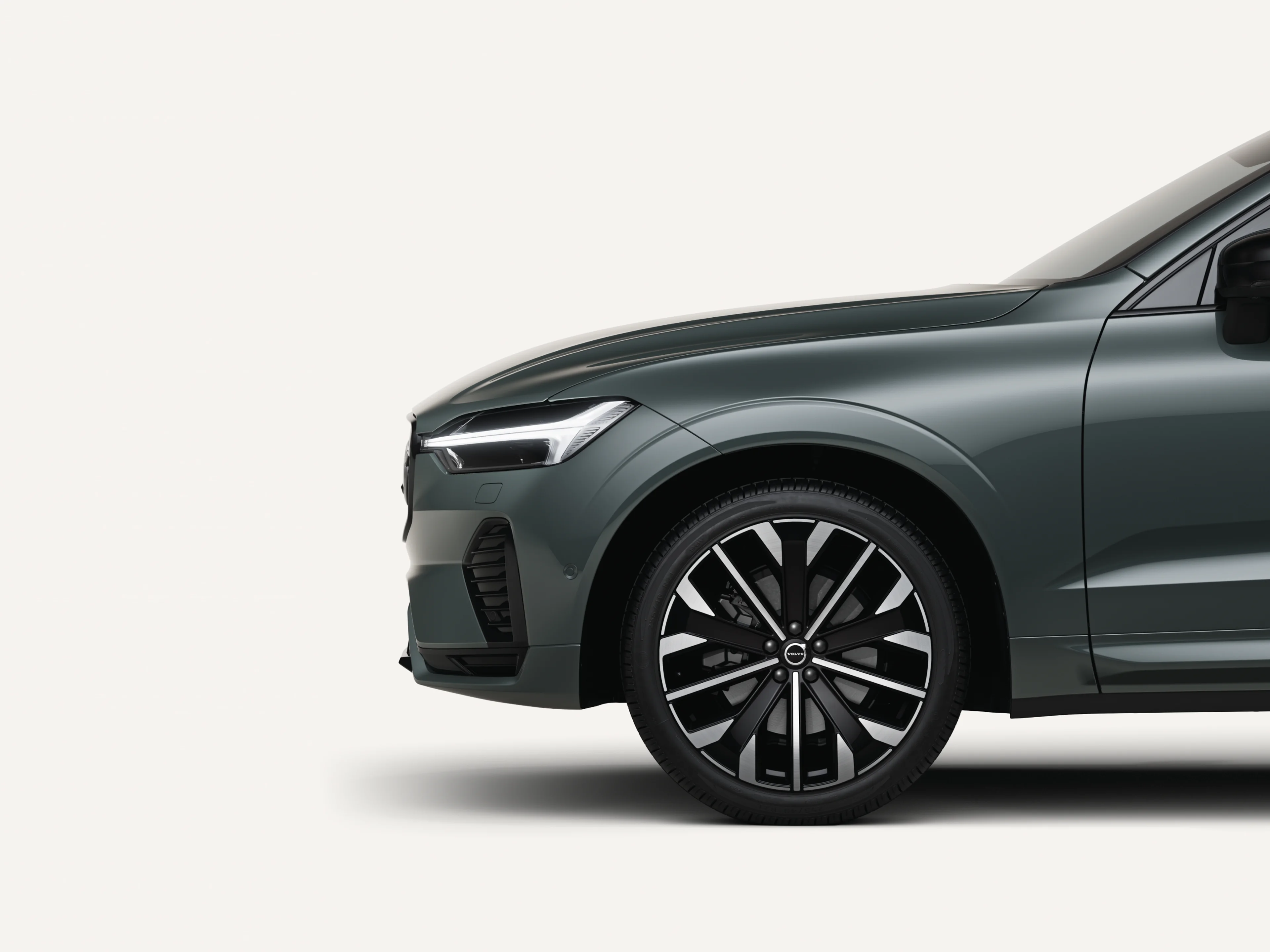 Vordere Hälfte des Volvo XC60 Mittelklasse Mild-Hybrid SUV in einer weißen Studioumgebung.