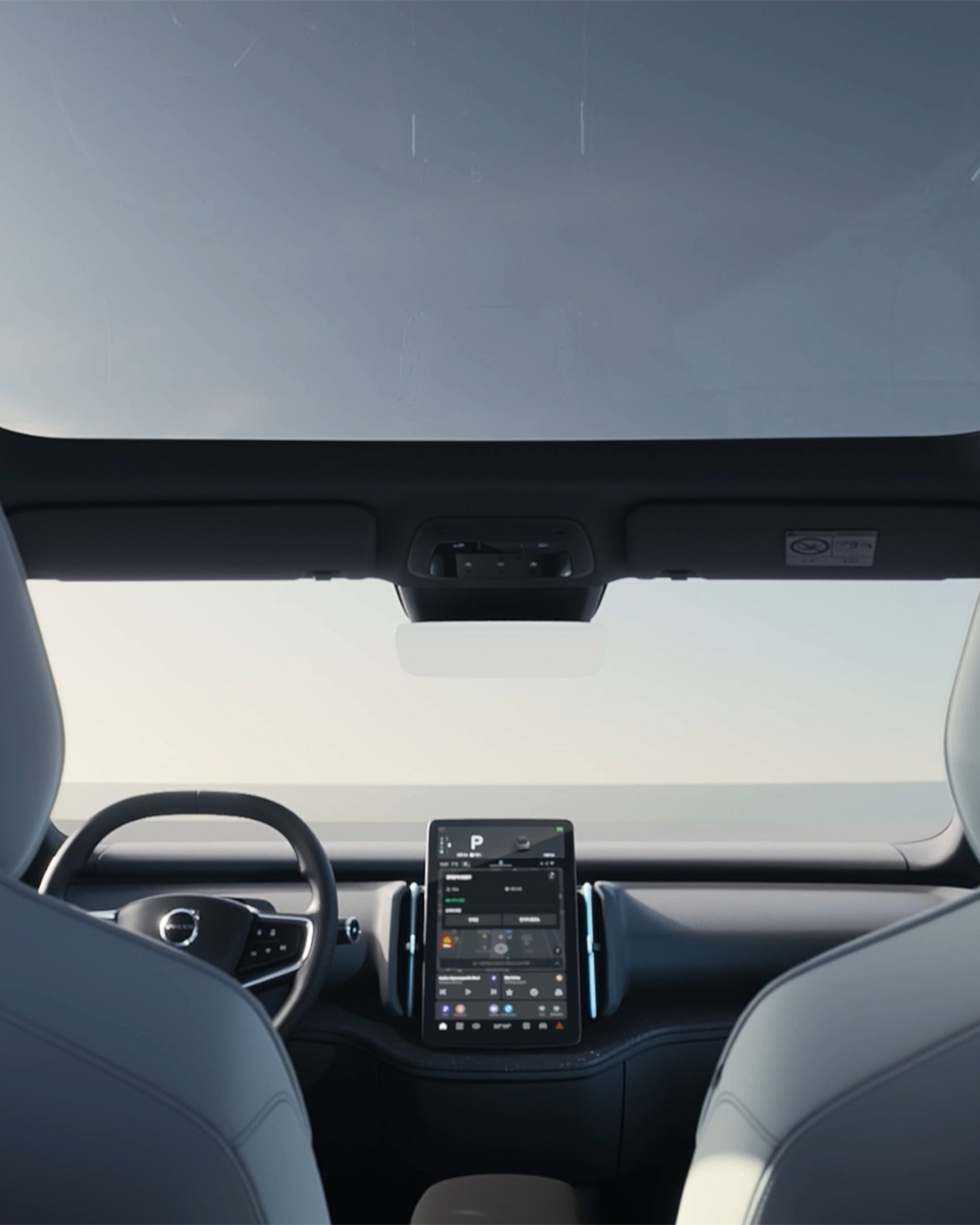 파노라마 루프를 보여주는 EX30 뒷좌석의 모습.