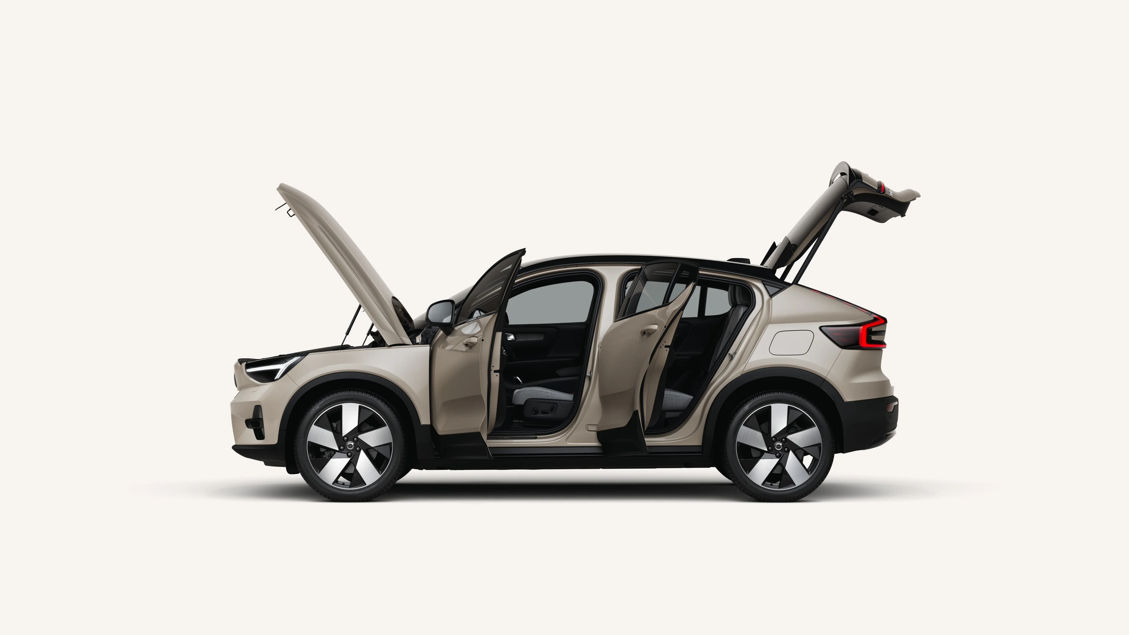 Vue latérale du Volvo EC40 Electric avec le capot, les portes et le coffre ouverts dans un studio blanc.