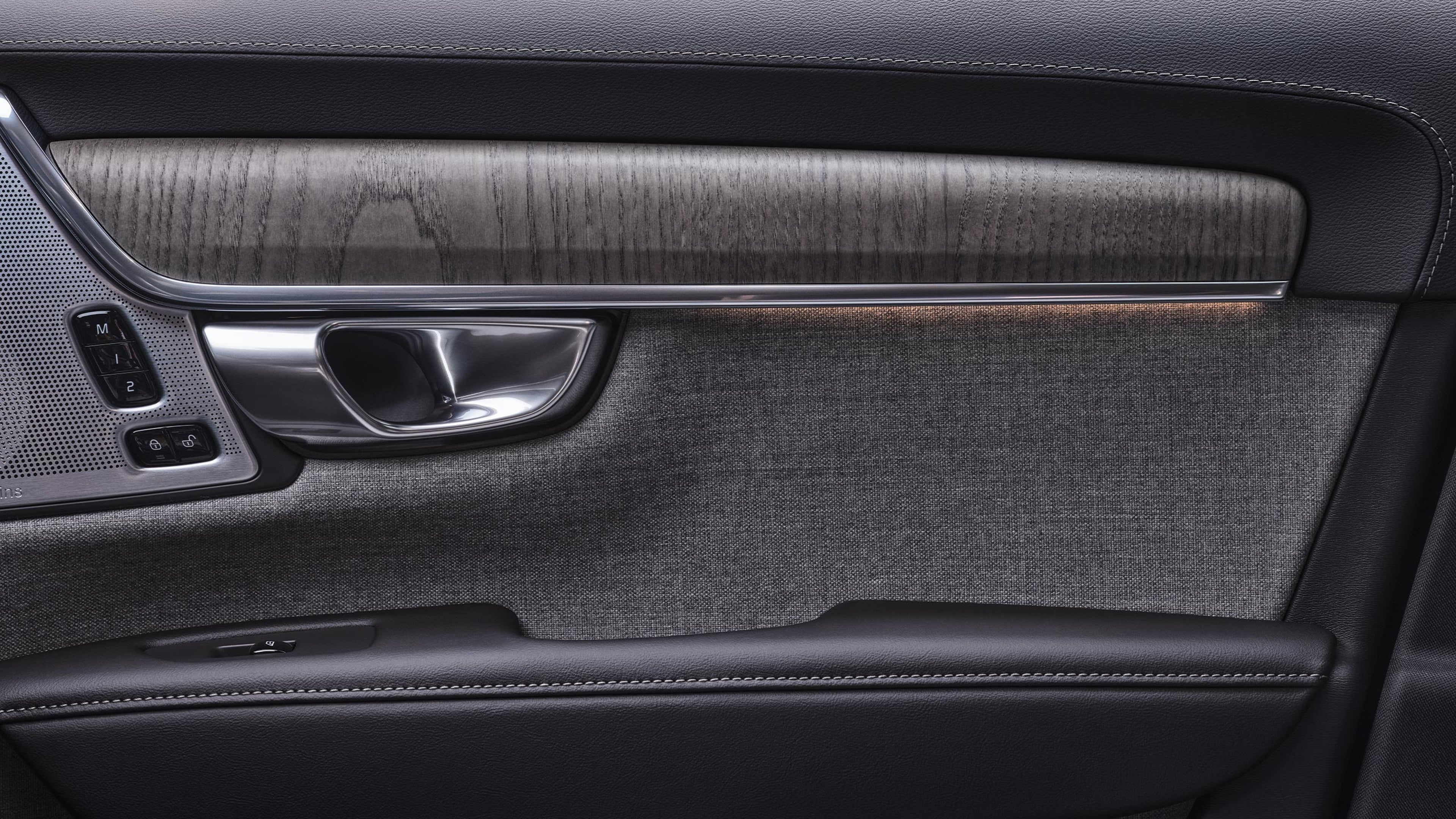 Vue intérieure de la porte du passager avant de la Volvo V90.