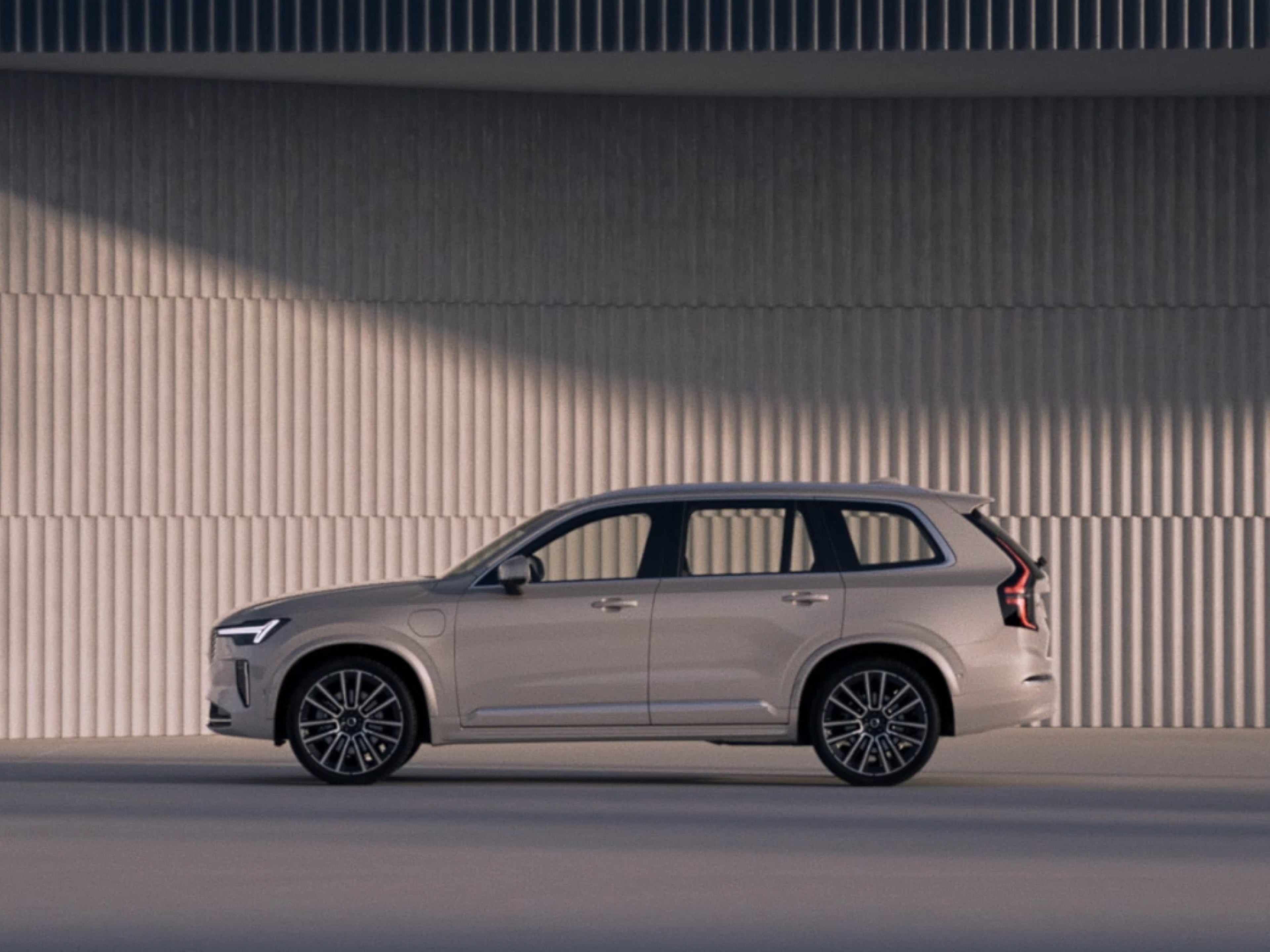 Вид сбоку на подключаемый гибридный внедорожник Volvo XC90.