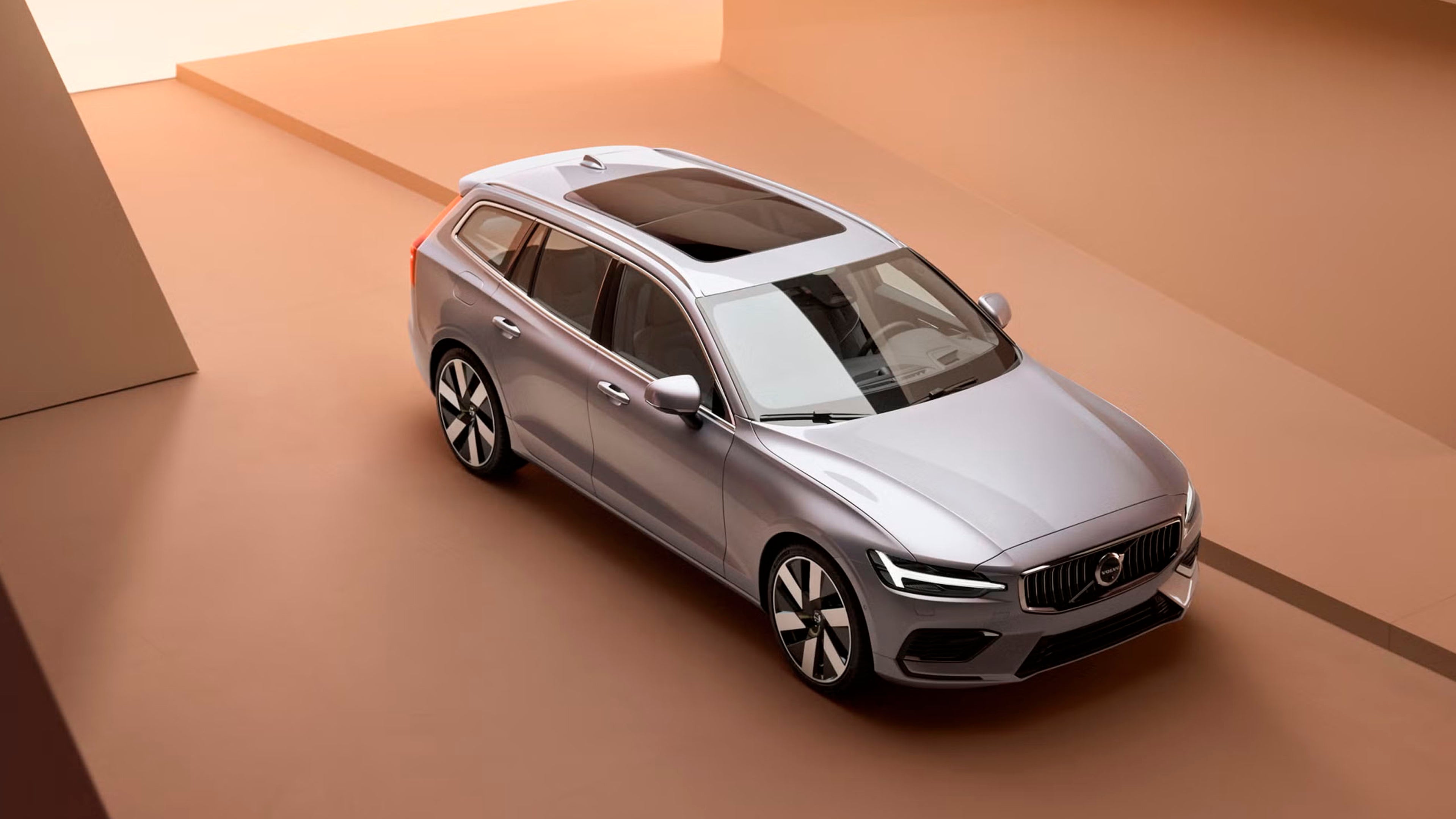 Volvo V60 híbrido enchufable vista aérea destacando su techo panorámico y sus luces LED