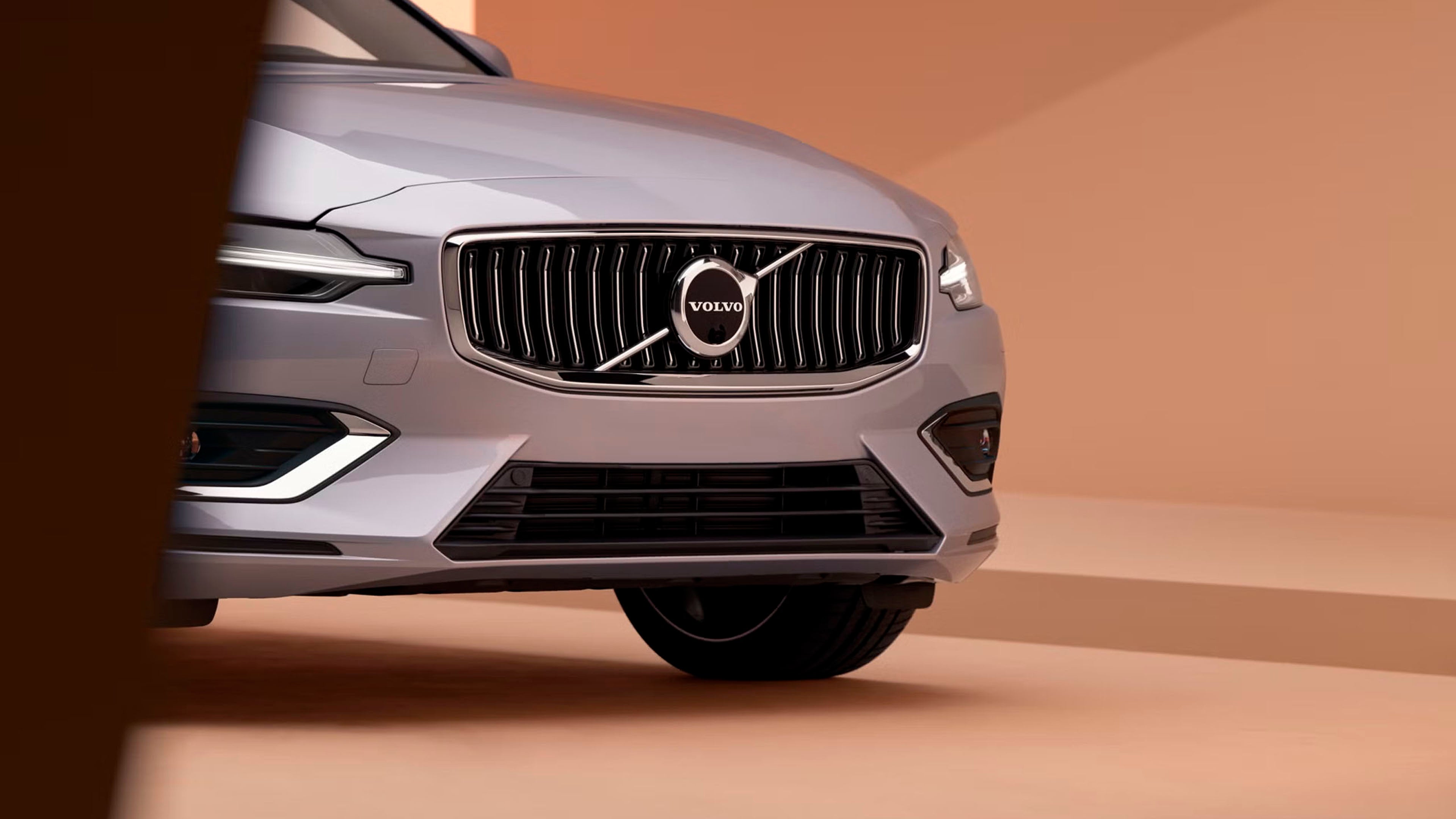 Volvo V60 mild hybrid parte delantera destacando su parrilla frontal