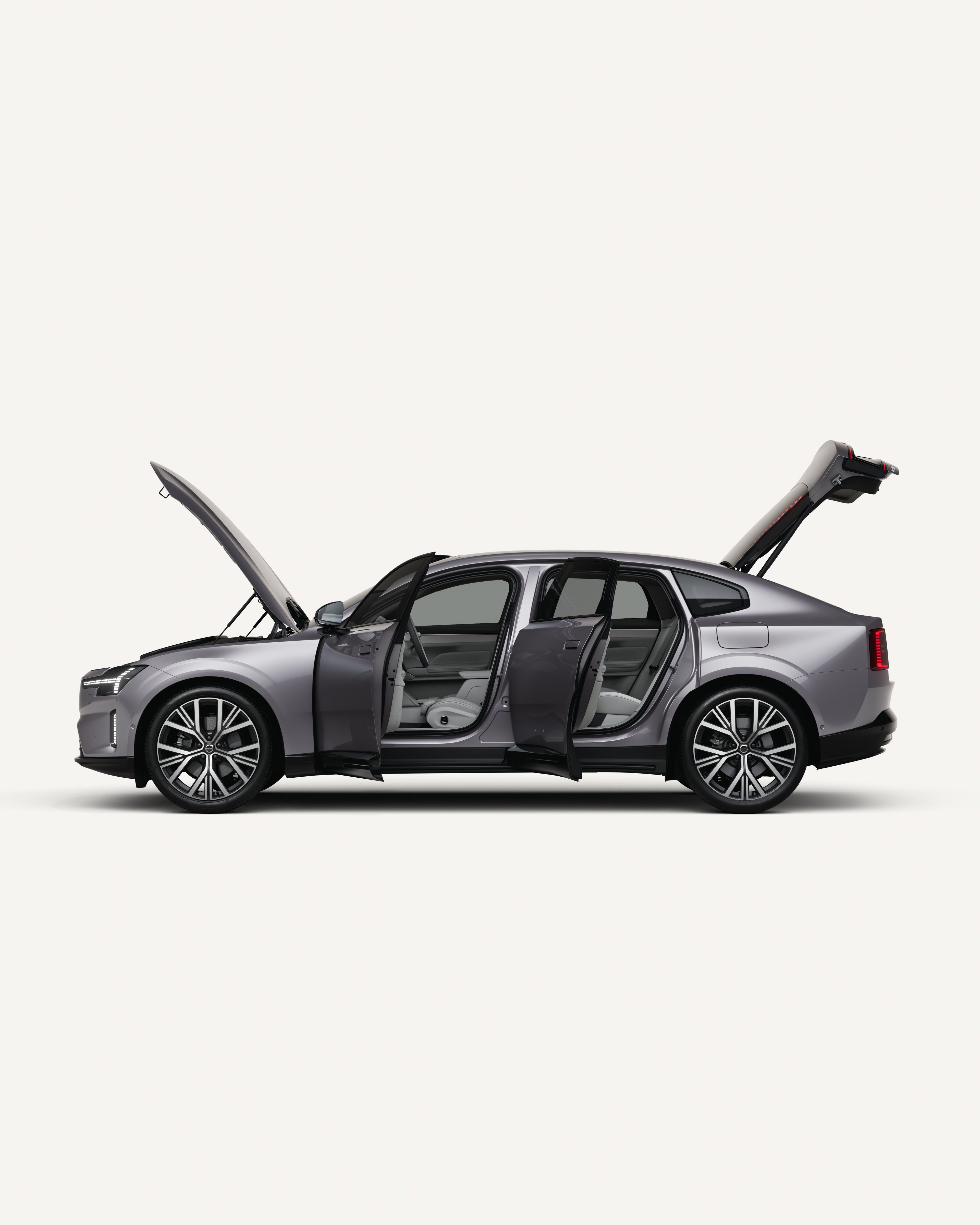 Вид сбоку на полностью электрический Volvo ES90 с открытым капотом, дверями и багажником.